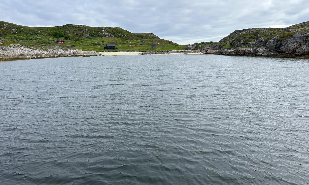 Mestersand: {"base": "no", "no": "Sandstrand og hyttene sett fra svaiplass.", "se": "Sandstrand och stugorna sett fr\u00e5n svajplats.", "en": "Sandy beach and the cabins seen from the swinging area.", "da": "Sandstrand og hytterne set fra svingplads.", "fr": "Plage de sable et les cabines vues depuis la zone de mouillage.", "de": "Sandstrand und die H\u00fctten vom Schwenkplatz aus gesehen.", "es": "Playa de arena y caba\u00f1as vistas desde el \u00e1rea de fondeo.", "it": "Spiaggia di sabbia e le cabine viste dal punto di ancoraggio.", "pt": "Praia de areia e cabanas vistas da zona de ancoragem.", "nl": "Zandstrand en de hutten gezien vanaf de draai-ankerplaats.", "pl": "Pla\u017ca piaszczysta i chaty widziane z kotwicowiska.", "uk": "\u041f\u0456\u0449\u0430\u043d\u0438\u0439 \u043f\u043b\u044f\u0436 \u0456 \u0445\u0430\u0442\u0438\u043d\u0438, \u0432\u0438\u0434\u043d\u043e \u0437 \u043c\u0456\u0441\u0446\u044f \u0434\u043b\u044f \u044f\u043a\u043e\u0440\u044f.", "ro": "Plaj\u0103 de nisip \u0219i cabanele v\u0103zute de pe locul de ancorare.", "tr": "Kum plaj\u0131 ve kul\u00fcbeler sallant\u0131 yerinden g\u00f6r\u00fcld\u00fc.", "el": "\u0391\u03bc\u03bc\u03ce\u03b4\u03b7\u03c2 \u03c0\u03b1\u03c1\u03b1\u03bb\u03af\u03b1 \u03ba\u03b1\u03b9 \u03ba\u03b1\u03bb\u03cd\u03b2\u03b5\u03c2 \u03c6\u03b1\u03af\u03bd\u03bf\u03bd\u03c4\u03b1\u03b9 \u03b1\u03c0\u03cc \u03c4\u03bf \u03c3\u03b7\u03bc\u03b5\u03af\u03bf \u03b1\u03b3\u03ba\u03cd\u03c1\u03c9\u03c3\u03b7\u03c2.", "cs": "P\u00edse\u010dn\u00e1 pl\u00e1\u017e a chaty vid\u011bn\u00e9 z kotvi\u0161t\u011b.", "hu": "Homokos part \u00e9s a vend\u00e9gh\u00e1zak a ringat\u00f3helyr\u0151l n\u00e9zve.", "fi": "Hiekkaranta ja m\u00f6kit n\u00e4htyn\u00e4 keulan k\u00e4\u00e4nt\u00f6paikalta.", "bg": "\u041f\u044f\u0441\u044a\u0447\u0435\u043d \u043f\u043b\u0430\u0436 \u0438 \u0445\u0438\u0436\u0438\u0442\u0435, \u0433\u043b\u0435\u0434\u0430\u043d\u0438 \u043e\u0442 \u043c\u044f\u0441\u0442\u043e\u0442\u043e \u0437\u0430 \u0437\u0430\u043a\u043e\u0442\u0432\u044f\u043d\u0435.", "sr": "Pe\u0161\u010dana pla\u017ea i kolibe vi\u0111ene sa mesta za sidrenje.", "et": "Liivarand ja majakesed n\u00e4htavad tiirlemisalast.", "lv": "Smil\u0161u pludmale un b\u016bdas, skatoties no \u0161\u016bpo\u0161an\u0101s vietas.", "lt": "Sm\u0117lio papl\u016bdimys ir nameliai matomi nuo inkaravimo vietos."}