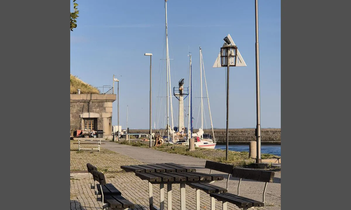 Middelgrundsfortet: {"base": "se", "no": "Havnen er ikke s\u00e5 godt beskyttet n\u00e5r s\u00f8rvinden bl\u00e5ser.", "se": "Hamnen \u00e4r inte s\u00e5 v\u00e4l skyddad n\u00e4r sunnanvinden bl\u00e5ser.", "en": "The harbor is not well protected when the south wind blows.", "da": "Havnen er ikke s\u00e5 godt beskyttet, n\u00e5r sydenvinden bl\u00e6ser.", "fr": "Le port n'est pas tr\u00e8s bien prot\u00e9g\u00e9 lorsque le vent du sud souffle.", "de": "Der Hafen ist nicht gut gesch\u00fctzt, wenn der S\u00fcdwind weht.", "es": "El puerto no est\u00e1 bien protegido cuando sopla el viento del sur.", "it": "Il porto non \u00e8 molto ben riparato quando soffia il vento da sud.", "pt": "O porto n\u00e3o \u00e9 muito bem protegido quando sopra o vento sul.", "nl": "De haven is niet zo goed beschermd wanneer de zuidenwind waait.", "pl": "Port nie jest dobrze os\u0142oni\u0119ty, gdy wieje wiatr po\u0142udniowy.", "uk": "\u0413\u0430\u0432\u0430\u043d\u044c \u043d\u0435 \u0434\u0443\u0436\u0435 \u0437\u0430\u0445\u0438\u0449\u0435\u043d\u0430, \u043a\u043e\u043b\u0438 \u0434\u0443\u0454 \u043f\u0456\u0432\u0434\u0435\u043d\u043d\u0438\u0439 \u0432\u0456\u0442\u0435\u0440.", "ro": "Portul nu este foarte bine ad\u0103postit c\u00e2nd bate v\u00e2ntul de sud.", "tr": "Liman, g\u00fcney r\u00fczgar\u0131 esti\u011finde pek korunakl\u0131 de\u011fildir.", "el": "\u03a4\u03bf \u03bb\u03b9\u03bc\u03ac\u03bd\u03b9 \u03b4\u03b5\u03bd \u03b5\u03af\u03bd\u03b1\u03b9 \u03c0\u03bf\u03bb\u03cd \u03ba\u03b1\u03bb\u03ac \u03c0\u03c1\u03bf\u03c3\u03c4\u03b1\u03c4\u03b5\u03c5\u03bc\u03ad\u03bd\u03bf \u03cc\u03c4\u03b1\u03bd \u03c6\u03c5\u03c3\u03ac \u03bf \u03bd\u03cc\u03c4\u03b9\u03bf\u03c2 \u03ac\u03bd\u03b5\u03bc\u03bf\u03c2.", "cs": "P\u0159\u00edstav nen\u00ed p\u0159\u00edli\u0161 dob\u0159e chr\u00e1n\u011bn, kdy\u017e fouk\u00e1 jihov\u00fdchodn\u00ed v\u00edtr.", "hu": "A kik\u00f6t\u0151 nem olyan j\u00f3l v\u00e9dett, amikor a d\u00e9li sz\u00e9l f\u00faj.", "fi": "Satama ei ole kovin hyvin suojassa, kun etel\u00e4tuuli puhaltaa.", "bg": "\u041f\u0440\u0438\u0441\u0442\u0430\u043d\u0438\u0449\u0435\u0442\u043e \u043d\u0435 \u0435 \u0434\u043e\u0431\u0440\u0435 \u0437\u0430\u0449\u0438\u0442\u0435\u043d\u043e \u043f\u0440\u0438 \u044e\u0436\u0435\u043d \u0432\u044f\u0442\u044a\u0440.", "sr": "\u041b\u0443\u043a\u0430 \u043d\u0438\u0458\u0435 \u0434\u043e\u0431\u0440\u043e \u0437\u0430\u0448\u0442\u0438\u045b\u0435\u043d\u0430 \u043a\u0430\u0434\u0430 \u0434\u0443\u0432\u0430 \u0458\u0443\u0436\u043d\u0438 \u0432\u0435\u0442\u0430\u0440.", "et": "Sadam ei ole h\u00e4sti kaitstud, kui puhub l\u00f5unatuul.", "lv": "Osta nav tik labi aizsarg\u0101ta, kad p\u016b\u0161 dienvidu v\u0113j\u0161.", "lt": "Uostas n\u0117ra labai gerai apsaugotas, kai pu\u010dia pietinis v\u0117jas."}