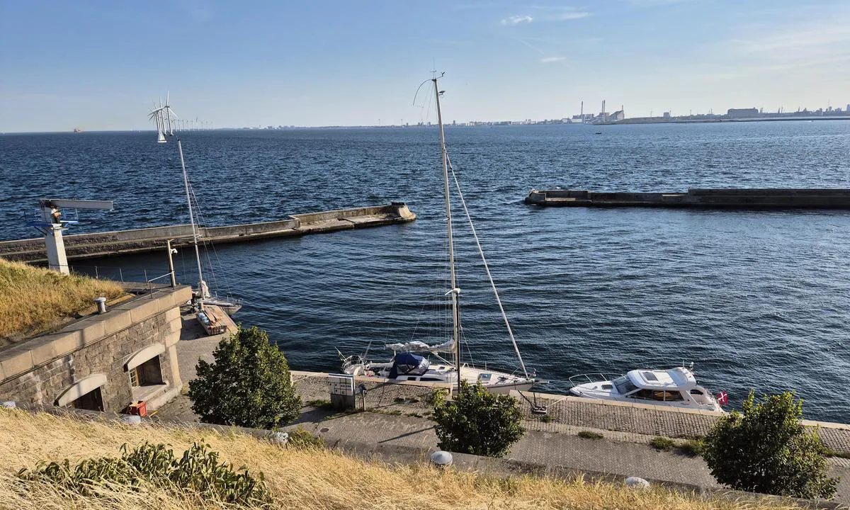Middelgrundsfortet: {"base": "se", "no": "Ved s\u00f8rlige vinder er det fritt vind inn i havnen.\nDet finnes str\u00f8m og vann p\u00e5 kaien, samt en enklere kiosk.", "se": "Vid sydliga vindar \u00e4r det fritt bl\u00e5s in i hamnen.\r\nDet finns el och vatten p\u00e5 kajen, samt en enklare kiosk.", "en": "With southerly winds, there is an open fetch into the harbor. There is electricity and water at the quay, as well as a simple kiosk.", "da": "Ved sydlige vinde er der frit bl\u00e6st ind i havnen.\nDer er el og vand p\u00e5 kajen samt en enklere kiosk.", "fr": "Avec des vents du sud, il y a un vent libre dans le port.\nIl y a de l'\u00e9lectricit\u00e9 et de l'eau sur le quai, ainsi qu'un petit kiosque.", "de": "Bei s\u00fcdlichen Winden gibt es freien Wind in den Hafen hinein. <br>Es gibt Strom und Wasser am Kai sowie einen einfachen Kiosk.", "es": "Con vientos del sur, hay viento libre dentro del puerto.\nHay electricidad y agua en el muelle, as\u00ed como un quiosco sencillo.", "it": "Con venti da sud soffia libero vento nel porto. <br> Ci sono elettricit\u00e0 e acqua sul molo, oltre a un chiosco semplice.", "pt": "Com ventos do sul, o vento sopra livremente para dentro do porto. H\u00e1 eletricidade e \u00e1gua dispon\u00edvel no cais, assim como uma pequena loja.", "nl": "Bij zuidelijke winden is er vrije windinval in de haven.<br>Er is elektriciteit en water aan de kade, evenals een eenvoudige kiosk.", "pl": "Przy wiatrach po\u0142udniowych wieje wolny wiatr do portu.<br>Na kei dost\u0119pna jest elektryczno\u015b\u0107 i woda, a tak\u017ce prosty kiosk.", "uk": "\u041f\u0440\u0438 \u043f\u0456\u0432\u0434\u0435\u043d\u043d\u0438\u0445 \u0432\u0456\u0442\u0440\u0430\u0445 \u0432\u0456\u0442\u0435\u0440 \u0432\u0456\u043b\u044c\u043d\u043e \u0434\u0443\u0454 \u0432 \u0433\u0430\u0432\u0430\u043d\u044c.\n\u041d\u0430 \u043f\u0440\u0438\u0447\u0430\u043b\u0456 \u0454 \u0435\u043b\u0435\u043a\u0442\u0440\u0438\u043a\u0430 \u0442\u0430 \u0432\u043e\u0434\u0430, \u0430 \u0442\u0430\u043a\u043e\u0436 \u043f\u0440\u043e\u0441\u0442\u0430 \u043a\u0456\u043e\u0441\u043a.", "ro": "La v\u00e2nturi din sud, intrarea \u00een port este liber\u0103. Exist\u0103 electricitate \u0219i ap\u0103 pe chei, precum \u0219i un chio\u0219c simplu.", "tr": "G\u00fcney r\u00fczgarlar\u0131nda limana do\u011fru a\u00e7\u0131k r\u00fczgar eser. \u0130skelede elektrik ve su bulunmaktad\u0131r, ayr\u0131ca basit bir b\u00fcfe mevcuttur.", "el": "\u039c\u03b5 \u03bd\u03cc\u03c4\u03b9\u03bf\u03c5\u03c2 \u03b1\u03bd\u03ad\u03bc\u03bf\u03c5\u03c2 \u03c5\u03c0\u03ac\u03c1\u03c7\u03b5\u03b9 \u03b5\u03bb\u03b5\u03cd\u03b8\u03b5\u03c1\u03bf\u03c2 \u03b1\u03ad\u03c1\u03b1\u03c2 \u03c0\u03c1\u03bf\u03c2 \u03c4\u03bf \u03bb\u03b9\u03bc\u03ac\u03bd\u03b9.\n\u03a5\u03c0\u03ac\u03c1\u03c7\u03b5\u03b9 \u03b7\u03bb\u03b5\u03ba\u03c4\u03c1\u03b9\u03ba\u03cc \u03c1\u03b5\u03cd\u03bc\u03b1 \u03ba\u03b1\u03b9 \u03bd\u03b5\u03c1\u03cc \u03c3\u03c4\u03b7\u03bd \u03b1\u03c0\u03bf\u03b2\u03ac\u03b8\u03c1\u03b1, \u03ba\u03b1\u03b8\u03ce\u03c2 \u03ba\u03b1\u03b9 \u03ad\u03bd\u03b1 \u03b1\u03c0\u03bb\u03cc \u03c0\u03b5\u03c1\u03af\u03c0\u03c4\u03b5\u03c1\u03bf.", "cs": "P\u0159i ji\u017en\u00edch v\u011btrech je do p\u0159\u00edstavu voln\u00fd pr\u016ftok v\u011btru.<br>Na molu je elekt\u0159ina a voda, stejn\u011b jako jednoduch\u00fd st\u00e1nek s ob\u010derstven\u00edm.", "hu": "D\u00e9li szelek eset\u00e9n szabad a sz\u00e9lvihar a kik\u00f6t\u0151be. A rakparton van \u00e1ram \u00e9s v\u00edz, valamint egy egyszer\u0171 b\u00f3d\u00e9.", "fi": "Etel\u00e4tuulilla satamaan puhaltaa avoin tuuli.\nLaiturilla on s\u00e4hk\u00f6\u00e4 ja vett\u00e4 sek\u00e4 yksinkertainen kioski.", "bg": "\u041f\u0440\u0438 \u044e\u0436\u043d\u0438 \u0432\u0435\u0442\u0440\u043e\u0432\u0435 \u0432\u044f\u0442\u044a\u0440\u044a\u0442 \u0434\u0443\u0445\u0430 \u0441\u0432\u043e\u0431\u043e\u0434\u043d\u043e \u0432 \u043f\u0440\u0438\u0441\u0442\u0430\u043d\u0438\u0449\u0435\u0442\u043e. \u041d\u0430 \u043a\u0435\u044f \u0438\u043c\u0430 \u0435\u043b\u0435\u043a\u0442\u0440\u0438\u0447\u0435\u0441\u0442\u0432\u043e \u0438 \u0432\u043e\u0434\u0430, \u043a\u0430\u043a\u0442\u043e \u0438 \u043c\u0430\u043b\u044a\u043a \u043f\u0430\u0432\u0438\u043b\u0438\u043e\u043d.", "sr": "\u041f\u0440\u0438 \u0458\u0443\u0436\u043d\u0438\u043c \u0432\u0435\u0442\u0440\u043e\u0432\u0438\u043c\u0430 \u0443\u043b\u0430\u0437\u0430 \u0443 \u043b\u0443\u043a\u0443 \u0458\u0435 \u0441\u043b\u043e\u0431\u043e\u0434\u0430\u043d \u0437\u0430 \u0432\u0435\u0442\u0430\u0440.\n\u041d\u0430 \u043a\u0435\u0458\u0443 \u0438\u043c\u0430 \u0435\u043b\u0435\u043a\u0442\u0440\u0438\u0447\u043d\u0430 \u0435\u043d\u0435\u0440\u0433\u0438\u0458\u0430 \u0438 \u0432\u043e\u0434\u0430, \u043a\u0430\u043e \u0438 \u0458\u0435\u0434\u0430\u043d \u0458\u0435\u0434\u043d\u043e\u0441\u0442\u0430\u0432\u0430\u043d \u043a\u0438\u043e\u0441\u043a.", "et": "P\u00f5hjatuulte korral on sadamasse vaba sissep\u00e4\u00e4s.<br>Kaile on elektri- ja veev\u00f5imalus ning lihtne kiosk.", "lv": "Dienvidos v\u0113jos ost\u0101 ir br\u012bvi p\u016b\u0161ams v\u0113j\u0161.\nUz piest\u0101tnes ir elektr\u012bba un \u016bdens, k\u0101 ar\u012b vienk\u0101r\u0161s kiosks.", "lt": "Pietry\u010di\u0173 v\u0117jams p\u016btant, \u012f uost\u0105 pu\u010dia laisvas v\u0117jas.\nPrie krantin\u0117s yra elektra ir vanduo, taip pat paprasta kioskas."}