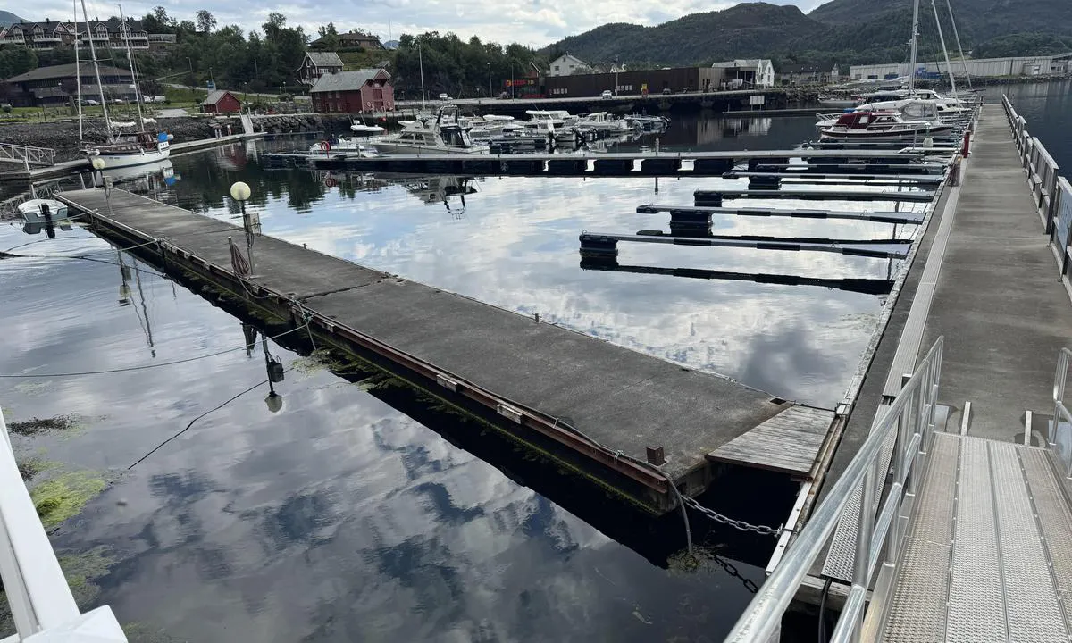 Midsund: {"base": "en", "no": "Dette tomme indre omr\u00e5det er gjestebrygga og inkluderer delen helt til venstre p\u00e5 bildet der ketsjen ligger til kai. Veldig skjermet.", "se": "Detta tomma inre omr\u00e5de \u00e4r g\u00e4stbryggan och inkluderar sektionen l\u00e4ngst till v\u00e4nster i fotot d\u00e4r kuttern ligger f\u00f6rt\u00f6jd. Mycket skyddat.", "en": "This empty inner area is the guest dock and includes the section on the far left of photo where the ketch is moored. Very sheltered.", "da": "Dette tomme indre omr\u00e5de er g\u00e6stebroen og inkluderer sektionen l\u00e6ngst til venstre p\u00e5 billedet, hvor skonnerten ligger fort\u00f8jet. Meget beskyttet.", "fr": "Cet espace int\u00e9rieur vide est le quai des invit\u00e9s et comprend la section \u00e0 l'extr\u00eame gauche de la photo o\u00f9 le ketch est amarr\u00e9. Tr\u00e8s abrit\u00e9.", "de": "Dieser leere Innenbereich ist der G\u00e4stesteg und umfasst den Abschnitt ganz links im Foto, wo die Ketsch festgemacht ist. Sehr gesch\u00fctzt.", "es": "Esta \u00e1rea interna vac\u00eda es el muelle para hu\u00e9spedes e incluye la secci\u00f3n en el extremo izquierdo de la foto donde est\u00e1 amarrado el queche. Muy resguardado.", "it": "Quest'area interna vuota \u00e8 il molo per gli ospiti e include la sezione all'estrema sinistra della foto dove \u00e8 ormeggiato il ketch. Molto riparato.", "pt": "Esta \u00e1rea interna vazia \u00e9 o cais para h\u00f3spedes e inclui a se\u00e7\u00e3o \u00e0 esquerda da foto onde o iate de dois mastros est\u00e1 atracado. Muito abrigado.", "nl": "Dit lege binnengebied is de gastensteiger en omvat het gedeelte aan de uiterste linkerkant van de foto waar de kits afgemeerd ligt. Zeer beschut.", "pl": "Ta pusta wewn\u0119trzna cz\u0119\u015b\u0107 to nabrze\u017ce dla go\u015bci i obejmuje sekcj\u0119 po lewej stronie zdj\u0119cia, gdzie zacumowany jest kecz. Bardzo os\u0142oni\u0119te.", "uk": "\u0426\u044f \u043f\u043e\u0440\u043e\u0436\u043d\u044f \u0432\u043d\u0443\u0442\u0440\u0456\u0448\u043d\u044f \u0437\u043e\u043d\u0430 \u0454 \u043f\u0440\u0438\u0447\u0430\u043b\u043e\u043c \u0434\u043b\u044f \u0433\u043e\u0441\u0442\u0435\u0439 \u0456 \u0432\u043a\u043b\u044e\u0447\u0430\u0454 \u0447\u0430\u0441\u0442\u0438\u043d\u0443 \u043d\u0430 \u0441\u0430\u043c\u043e\u043c\u0443 \u043b\u0456\u0432\u043e\u043c\u0443 \u0431\u043e\u0446\u0456 \u0444\u043e\u0442\u043e, \u0434\u0435 \u043f\u0440\u0438\u0448\u0432\u0430\u0440\u0442\u043e\u0432\u0430\u043d\u0438\u0439 \u043a\u0435\u0447. \u0414\u0443\u0436\u0435 \u0437\u0430\u0445\u0438\u0449\u0435\u043d\u043e.", "ro": "Aceast\u0103 zon\u0103 interioar\u0103 goal\u0103 reprezint\u0103 debarcaderul pentru oaspe\u021bi \u0219i include sec\u021biunea din extrema st\u00e2ng\u0103 a fotografiei unde este ancorat yachtul-ketch. Foarte ad\u0103postit.", "tr": "Bu bo\u015f i\u00e7 alan misafir iskelesidir ve ketch'in ba\u011fl\u0131 oldu\u011fu foto\u011fraf\u0131n en solundaki b\u00f6l\u00fcm\u00fc i\u00e7erir. \u00c7ok korunakl\u0131d\u0131r.", "el": "\u0391\u03c5\u03c4\u03cc\u03c2 \u03bf \u03ba\u03b5\u03bd\u03cc\u03c2 \u03b5\u03c3\u03c9\u03c4\u03b5\u03c1\u03b9\u03ba\u03cc\u03c2 \u03c7\u03ce\u03c1\u03bf\u03c2 \u03b5\u03af\u03bd\u03b1\u03b9 \u03b7 \u03b1\u03c0\u03bf\u03b2\u03ac\u03b8\u03c1\u03b1 \u03b5\u03c0\u03b9\u03c3\u03ba\u03b5\u03c0\u03c4\u03ce\u03bd \u03ba\u03b1\u03b9 \u03c0\u03b5\u03c1\u03b9\u03bb\u03b1\u03bc\u03b2\u03ac\u03bd\u03b5\u03b9 \u03c4\u03b7\u03bd \u03c0\u03b5\u03c1\u03b9\u03bf\u03c7\u03ae \u03c3\u03c4\u03b7\u03bd \u03ac\u03ba\u03c1\u03b1 \u03b1\u03c1\u03b9\u03c3\u03c4\u03b5\u03c1\u03ae \u03c0\u03bb\u03b5\u03c5\u03c1\u03ac \u03c4\u03b7\u03c2 \u03c6\u03c9\u03c4\u03bf\u03b3\u03c1\u03b1\u03c6\u03af\u03b1\u03c2 \u03cc\u03c0\u03bf\u03c5 \u03b5\u03af\u03bd\u03b1\u03b9 \u03b5\u03bb\u03bb\u03b9\u03bc\u03b5\u03bd\u03b9\u03c3\u03bc\u03ad\u03bd\u03b7 \u03b7 \u03ba\u03b5\u03c4\u03c2. \u03a0\u03bf\u03bb\u03cd \u03c0\u03c1\u03bf\u03c6\u03c5\u03bb\u03b1\u03b3\u03bc\u03ad\u03bd\u03bf.", "cs": "Tato pr\u00e1zdn\u00e1 vnit\u0159n\u00ed oblast je molo pro hosty a zahrnuje \u010d\u00e1st na \u00fapln\u011b lev\u00e9 stran\u011b fotografie, kde je zakotven\u00e1 ke\u010d. Velmi chr\u00e1n\u011bn\u00e9.", "hu": "Ez az \u00fcres bels\u0151 ter\u00fclet a vend\u00e9gm\u00f3l\u00f3, \u00e9s mag\u00e1ban foglalja a fot\u00f3 bal sz\u00e9l\u00e9n l\u00e1that\u00f3 r\u00e9szt, ahol a k\u00e9ts\u00e1rk\u00e1nyos haj\u00f3 kik\u00f6t. Nagyon v\u00e9dett.", "fi": "T\u00e4m\u00e4 tyhj\u00e4 sis\u00e4alue on vieraspaikka ja sis\u00e4lt\u00e4\u00e4 kuvan vasemmassa reunassa olevan osan, johon ketsi on kiinnitetty. Eritt\u00e4in suojaisa.", "bg": "\u0422\u0430\u0437\u0438 \u043f\u0440\u0430\u0437\u043d\u0430 \u0432\u044a\u0442\u0440\u0435\u0448\u043d\u0430 \u0437\u043e\u043d\u0430 \u0435 \u043a\u0435\u044f \u0437\u0430 \u0433\u043e\u0441\u0442\u0438 \u0438 \u0432\u043a\u043b\u044e\u0447\u0432\u0430 \u0441\u0435\u043a\u0446\u0438\u044f\u0442\u0430 \u0432 \u043d\u0430\u0439-\u043b\u044f\u0432\u0430\u0442\u0430 \u0447\u0430\u0441\u0442 \u043d\u0430 \u0441\u043d\u0438\u043c\u043a\u0430\u0442\u0430, \u043a\u044a\u0434\u0435\u0442\u043e \u0435 \u0430\u043a\u043e\u0441\u0442\u0438\u0440\u0430\u043d \u043a\u0435\u0447\u044a\u0442. \u041c\u043d\u043e\u0433\u043e \u0437\u0430\u0449\u0438\u0442\u0435\u043d\u043e.", "sr": "Ovo prazno unutra\u0161nje podru\u010dje je pristan za goste i uklju\u010duje deo na krajnjoj levoj strani fotografije gde je usidren kec. Veoma za\u0161ti\u0107eno.", "et": "See t\u00fchi sisemine ala on k\u00fclaliskai ja h\u00f5lmab fotol vasakul pool asuvat jahti. V\u00e4ga kaitstud.", "lv": "\u0160\u012b tuk\u0161\u0101 iek\u0161\u0113j\u0101 teritorija ir viesu piest\u0101tne un ietver kreisaj\u0101 pus\u0113 redzamo da\u013cu, kur\u0101 ir pietauvots ket\u010ds. \u013boti aizsarg\u0101ta.", "lt": "\u0160i tu\u0161\u010dia vidin\u0117 zona yra sve\u010di\u0173 dokas ir apima sekcij\u0105, esan\u010di\u0105 toli kair\u0117je nuotraukos pus\u0117je, kur \u0161vartavosi ke\u010das. Labai apsaugota."}