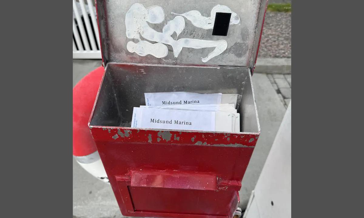 Midsund: {"base": "en", "no": "Det er en kontantinnskuddsboks p\u00e5 toppen av rampen til servicebygget for utenlandske gjester uten tilgang til VIPPS", "se": "Det finns en kontantins\u00e4ttningsl\u00e5da l\u00e4ngst upp p\u00e5 rampen till servicebyggnaden f\u00f6r utl\u00e4ndska g\u00e4ster utan tillg\u00e5ng till VIPPS", "en": "There is a cash deposit box at the top of the ramp to the service building for foreign guests without access to VIPPS", "da": "Der er en kontantdeponeringsboks \u00f8verst p\u00e5 rampen til servicebygningen for udenlandske g\u00e6ster uden adgang til VIPPS", "fr": "Il y a une bo\u00eete de d\u00e9p\u00f4t d'esp\u00e8ces en haut de la rampe du b\u00e2timent de services pour les invit\u00e9s \u00e9trangers sans acc\u00e8s \u00e0 VIPPS", "de": "Es gibt einen Kasseneinzahlungsautomaten am oberen Ende der Rampe zum Servicegeb\u00e4ude f\u00fcr ausl\u00e4ndische G\u00e4ste ohne Zugang zu VIPPS.", "es": "Hay una caja de dep\u00f3sito en efectivo en la parte superior de la rampa que lleva al edificio de servicios para los hu\u00e9spedes extranjeros sin acceso a VIPPS", "it": "C'\u00e8 una cassa di deposito contanti in cima alla rampa verso l'edificio di servizio per gli ospiti stranieri senza accesso a VIPPS", "pt": "H\u00e1 uma caixa de dep\u00f3sito em dinheiro no topo da rampa para o pr\u00e9dio de servi\u00e7o para convidados estrangeiros sem acesso ao VIPPS.", "nl": "Er is een contante stortingsdoos aan de bovenkant van de helling naar het servicegebouw voor buitenlandse gasten zonder toegang tot VIPPS", "pl": "Na szczycie rampy do budynku us\u0142ugowego znajduje si\u0119 skrzynka depozytowa na got\u00f3wk\u0119 dla go\u015bci zagranicznych bez dost\u0119pu do VIPPS", "uk": "\u0423 \u0432\u0435\u0440\u0445\u043d\u0456\u0439 \u0447\u0430\u0441\u0442\u0438\u043d\u0456 \u043f\u0430\u043d\u0434\u0443\u0441\u0430 \u0434\u043e \u0441\u0435\u0440\u0432\u0456\u0441\u043d\u043e\u0457 \u0431\u0443\u0434\u0456\u0432\u043b\u0456 \u0440\u043e\u0437\u0442\u0430\u0448\u043e\u0432\u0430\u043d\u043e \u0434\u0435\u043f\u043e\u0437\u0438\u0442\u043d\u0438\u0439 \u0441\u0435\u0439\u0444 \u0434\u043b\u044f \u0456\u043d\u043e\u0437\u0435\u043c\u043d\u0438\u0445 \u0433\u043e\u0441\u0442\u0435\u0439 \u0431\u0435\u0437 \u0434\u043e\u0441\u0442\u0443\u043f\u0443 \u0434\u043e VIPPS", "ro": "Exist\u0103 o cutie de depozitare a numerarului \u00een partea de sus a rampei c\u0103tre cl\u0103direa de servicii pentru oaspe\u021bii str\u0103ini f\u0103r\u0103 acces la VIPPS", "tr": "VIPPS eri\u015fimi olmayan yabanc\u0131 misafirler i\u00e7in hizmet binas\u0131n\u0131n rampas\u0131n\u0131n \u00fcst k\u0131sm\u0131nda bir nakit para yat\u0131rma kutusu bulunmaktad\u0131r.", "el": "\u03a5\u03c0\u03ac\u03c1\u03c7\u03b5\u03b9 \u03ad\u03bd\u03b1 \u03ba\u03bf\u03c5\u03c4\u03af \u03ba\u03b1\u03c4\u03ac\u03b8\u03b5\u03c3\u03b7\u03c2 \u03bc\u03b5\u03c4\u03c1\u03b7\u03c4\u03ce\u03bd \u03c3\u03c4\u03b7\u03bd \u03ba\u03bf\u03c1\u03c5\u03c6\u03ae \u03c4\u03b7\u03c2 \u03c1\u03ac\u03bc\u03c0\u03b1\u03c2 \u03c0\u03c1\u03bf\u03c2 \u03c4\u03bf \u03ba\u03c4\u03af\u03c1\u03b9\u03bf \u03c5\u03c0\u03b7\u03c1\u03b5\u03c3\u03b9\u03ce\u03bd \u03b3\u03b9\u03b1 \u03b1\u03bb\u03bb\u03bf\u03b4\u03b1\u03c0\u03bf\u03cd\u03c2 \u03b5\u03c0\u03b9\u03c3\u03ba\u03ad\u03c0\u03c4\u03b5\u03c2 \u03c7\u03c9\u03c1\u03af\u03c2 \u03c0\u03c1\u03cc\u03c3\u03b2\u03b1\u03c3\u03b7 \u03c3\u03b5 VIPPS", "cs": "Na vrcholu rampy k servisn\u00ed budov\u011b je pokladni\u010dka pro zahrani\u010dn\u00ed hosty bez p\u0159\u00edstupu k VIPPS", "hu": "A r\u00e1mpa tetej\u00e9n, a szolg\u00e1ltat\u00f3 \u00e9p\u00fclet mellett tal\u00e1lhat\u00f3 egy p\u00e9nzbefizet\u0151 doboz k\u00fclf\u00f6ldi vend\u00e9gek sz\u00e1m\u00e1ra, akik nem rendelkeznek VIPPS hozz\u00e1f\u00e9r\u00e9ssel.", "fi": "Rantautumislaiturin yl\u00e4p\u00e4\u00e4ss\u00e4 on rahanker\u00e4yslaatikko ulkomaisille asiakkaille, joilla ei ole p\u00e4\u00e4sy\u00e4 VIPPS-palveluun.", "bg": "\u0412 \u0433\u043e\u0440\u043d\u0430\u0442\u0430 \u0447\u0430\u0441\u0442 \u043d\u0430 \u0440\u0430\u043c\u043f\u0430\u0442\u0430, \u0432\u043e\u0434\u0435\u0449\u0430 \u0434\u043e \u043e\u0431\u0441\u043b\u0443\u0436\u0432\u0430\u0449\u0430\u0442\u0430 \u0441\u0433\u0440\u0430\u0434\u0430, \u0438\u043c\u0430 \u043a\u0430\u0441\u0430 \u0437\u0430 \u0434\u0435\u043f\u043e\u0437\u0438\u0440\u0430\u043d\u0435 \u043d\u0430 \u043f\u0430\u0440\u0438 \u0432 \u0431\u0440\u043e\u0439 \u0437\u0430 \u0447\u0443\u0436\u0434\u0435\u0441\u0442\u0440\u0430\u043d\u043d\u0438 \u0433\u043e\u0441\u0442\u0438 \u0431\u0435\u0437 \u0434\u043e\u0441\u0442\u044a\u043f \u0434\u043e VIPPS", "sr": "Na vrhu rampe koja vodi do servisne zgrade nalazi se kasa za gotovinske uplate za strane goste koji nemaju pristup VIPPS-u.", "et": "Rambi \u00fclaosas teenindushoone juures on v\u00e4lismaalistele k\u00fclalistele, kellel puudub juurdep\u00e4\u00e4s VIPPS-le, sularaha sissemakse kast.", "lv": "Rampas aug\u0161pus\u0113 pie servisa \u0113kas atrodas naudas depoz\u012bts kast\u0113 \u0101rzemju viesiem, kuriem nav piek\u013cuves VIPPS", "lt": "Prie rampos vir\u0161aus, vedan\u010dios \u012f paslaug\u0173 pastat\u0105, yra gryn\u0173j\u0173 pinig\u0173 deponavimo d\u0117\u017e\u0117 u\u017esienio sve\u010diams, neturintiems prieigos prie VIPPS"}