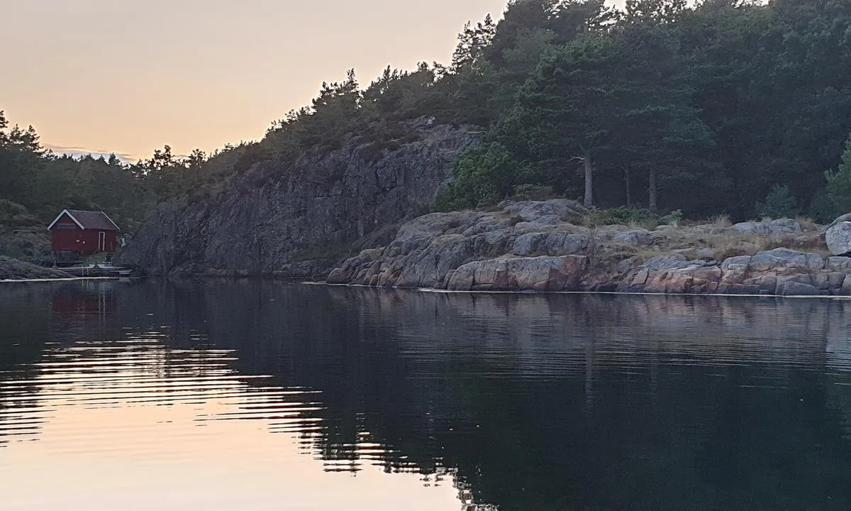 Midtre Sandvika: På nordsiden mot berget er det 2-3 m. Vær obs på utstikkere under vann hvis du prøver longside.