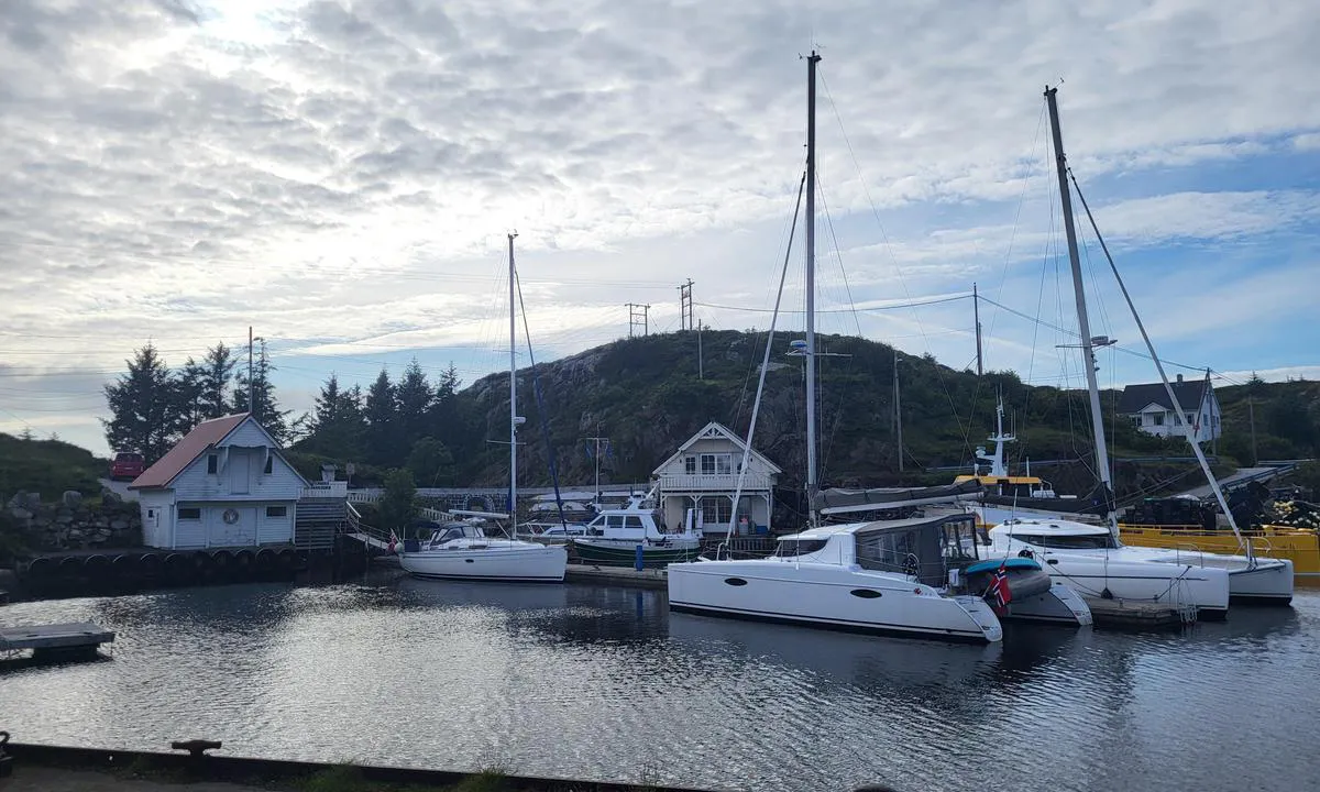 Møkster: {"base": "no", "no": "Gjestehavn med flytebrygge, str\u00f8m og vann", "se": "G\u00e4sthamn med flytbrygga, el och vatten", "en": "Guest harbor with floating dock, electricity, and water", "da": "G\u00e6stehavn med flydebro, str\u00f8m og vand", "fr": "Port de plaisance avec ponton flottant, \u00e9lectricit\u00e9 et eau", "de": "Yachthafen mit Schwimmsteg, Strom und Wasser", "es": "Puerto de visitantes con muelle flotante, electricidad y agua", "it": "Porto turistico con pontile galleggiante, corrente e acqua", "pt": "Marina para visitantes com ponte flutuante, eletricidade e \u00e1gua", "nl": "Passantenhaven met drijvende steiger, stroom en water", "pl": "Przysta\u0144 go\u015bcinna z p\u0142ywaj\u0105cym pomostem, pr\u0105dem i wod\u0105", "uk": "\u0413\u043e\u0441\u0442\u044c\u043e\u0432\u0430 \u0433\u0430\u0432\u0430\u043d\u044c \u0437 \u043f\u043b\u0430\u0432\u0443\u0447\u0438\u043c \u043f\u0440\u0438\u0447\u0430\u043b\u043e\u043c, \u0435\u043b\u0435\u043a\u0442\u0440\u0438\u043a\u043e\u044e \u0442\u0430 \u0432\u043e\u0434\u043e\u044e", "ro": "Port pentru oaspe\u021bi cu debarcader plutitor, curent electric \u0219i ap\u0103", "tr": "Misafir liman\u0131 ile y\u00fczer iskele, elektrik ve su", "el": "\u039e\u03ad\u03bd\u03bf \u03bb\u03b9\u03bc\u03ac\u03bd\u03b9 \u03bc\u03b5 \u03c0\u03bb\u03c9\u03c4\u03ae \u03c0\u03c1\u03bf\u03b2\u03bb\u03ae\u03c4\u03b1, \u03c1\u03b5\u03cd\u03bc\u03b1 \u03ba\u03b1\u03b9 \u03bd\u03b5\u03c1\u03cc", "cs": "P\u0159\u00edstav pro hosty s plovouc\u00edm molem, elekt\u0159inou a vodou", "hu": "Vend\u00e9gkik\u00f6t\u0151 \u00fasz\u00f3 m\u00f3l\u00f3val, \u00e1rammal \u00e9s v\u00edzzel", "fi": "Vierasvenesatama kelluvalla laiturilla, s\u00e4hk\u00f6t ja vesi", "bg": "\u041f\u0440\u0438\u0441\u0442\u0430\u043d\u0438\u0449\u0435 \u0437\u0430 \u0433\u043e\u0441\u0442\u0438 \u0441 \u043f\u043e\u0434\u0432\u0438\u0436\u0435\u043d \u043a\u0435\u0439, \u0442\u043e\u043a \u0438 \u0432\u043e\u0434\u0430", "sr": "\u041b\u0443\u043a\u0430 \u0437\u0430 \u0433\u043e\u0441\u0442\u0435 \u0441\u0430 \u043f\u043b\u0443\u0442\u0430\u0458\u0443\u045b\u0438\u043c \u0434\u043e\u043a\u043e\u043c, \u0441\u0442\u0440\u0443\u0458\u043e\u043c \u0438 \u0432\u043e\u0434\u043e\u043c", "et": "K\u00fclalissadam ujuvkaiade, elektri ja veega", "lv": "Viesostu ar peldo\u0161u piest\u0101tni, elektr\u012bbu un \u016bdeni", "lt": "Sve\u010dio prieplauka su plaukiojan\u010diu prieplauku, elektra ir vandeniu"}