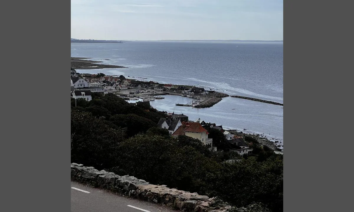 Mölle hamn sett uppifrån kullaberg. Bilden är tagen den 13/8-2023.