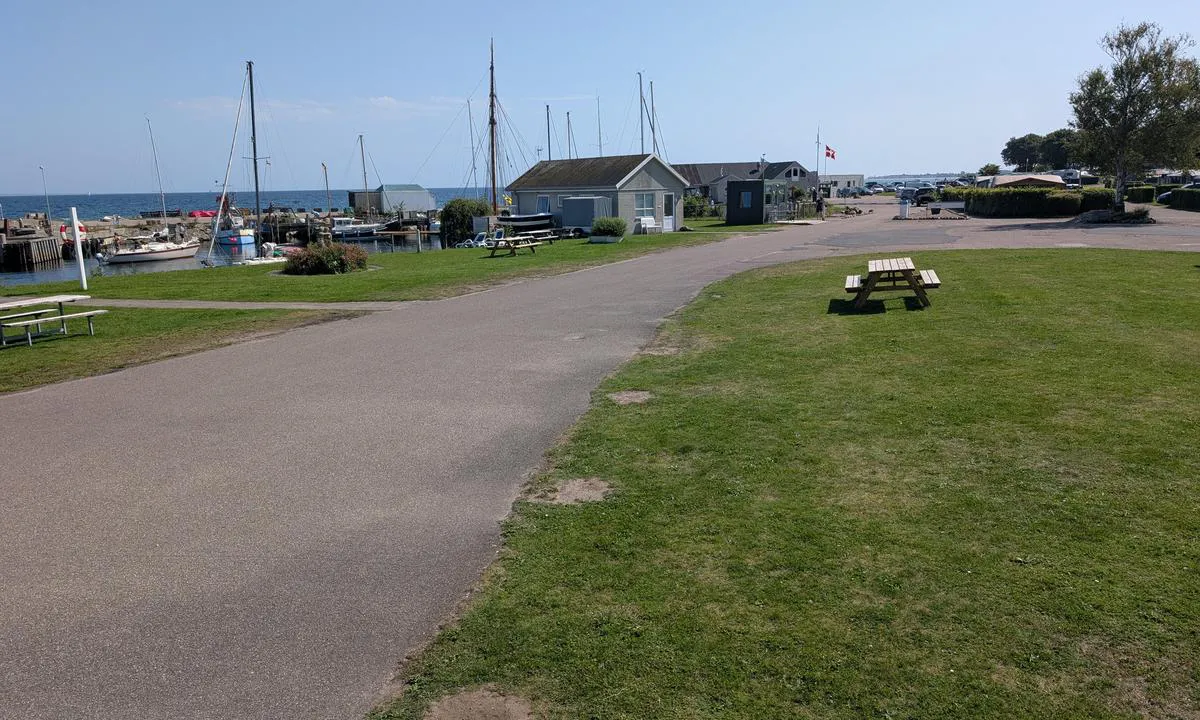 Mommark Marina: {"base": "da", "no": "Plassen ned til havnen, bakerste bygning er restauranten", "se": "Platsen ner till hamnen, bakre byggnaden \u00e4r restaurangen", "en": "The area down to the harbor, the rear building is the restaurant", "da": "Pladsen ned til havnen, bagerste bygning er restauranten", "fr": "L'espace jusqu'au port, le b\u00e2timent \u00e0 l'arri\u00e8re est le restaurant", "de": "Der Platz bis zum Hafen, das hinterste Geb\u00e4ude ist das Restaurant", "es": "El espacio que baja hacia el puerto, el edificio m\u00e1s al fondo es el restaurante", "it": "L'area che scende verso il porto, l'edificio in fondo \u00e8 il ristorante", "pt": "O espa\u00e7o at\u00e9 o porto, o edif\u00edcio no fundo \u00e9 o restaurante", "nl": "De ruimte naar de haven, het achterste gebouw is het restaurant", "pl": "Miejsce przy porcie, najdalszy budynek to restauracja", "uk": "\u041c\u0456\u0441\u0446\u0435 \u0432\u043d\u0438\u0437 \u0434\u043e \u0433\u0430\u0432\u0430\u043d\u0456, \u0437\u0430\u0434\u043d\u044f \u0431\u0443\u0434\u0456\u0432\u043b\u044f - \u0440\u0435\u0441\u0442\u043e\u0440\u0430\u043d", "ro": "Spa\u021biul de l\u00e2ng\u0103 port, cl\u0103direa din spate este restaurantul", "tr": "Liman\u0131n arkas\u0131ndaki alan, en arkadaki bina restorand\u0131r", "el": "\u0397 \u03c0\u03bb\u03b1\u03c4\u03b5\u03af\u03b1 \u03c0\u03c1\u03bf\u03c2 \u03c4\u03bf \u03bb\u03b9\u03bc\u03ac\u03bd\u03b9, \u03c4\u03bf \u03c0\u03af\u03c3\u03c9 \u03ba\u03c4\u03af\u03c1\u03b9\u03bf \u03b5\u03af\u03bd\u03b1\u03b9 \u03c4\u03bf \u03b5\u03c3\u03c4\u03b9\u03b1\u03c4\u03cc\u03c1\u03b9\u03bf", "cs": "Prostor dol\u016f k p\u0159\u00edstavu, zadn\u00ed budova je restaurace", "hu": "A kik\u00f6t\u0151h\u00f6z vezet\u0151 hely, a h\u00e1ts\u00f3 \u00e9p\u00fclet az \u00e9tterem", "fi": "Paikka sataman reunalla, takimmainen rakennus on ravintola", "bg": "\u041c\u044f\u0441\u0442\u043e\u0442\u043e \u0434\u043e \u043f\u0440\u0438\u0441\u0442\u0430\u043d\u0438\u0449\u0435\u0442\u043e, \u0437\u0430\u0434\u043d\u0430\u0442\u0430 \u0441\u0433\u0440\u0430\u0434\u0430 \u0435 \u0440\u0435\u0441\u0442\u043e\u0440\u0430\u043d\u0442\u0430", "sr": "Mesto prema luci, zadnja zgrada je restoran", "et": "Plats kuni sadamani, tagumine hoone on restoran", "lv": "Vieta l\u012bdz ostai, aizmugur\u0113j\u0101 \u0113ka ir restor\u0101ns", "lt": "Vieta iki uosto, galinis pastatas yra restoranas"}