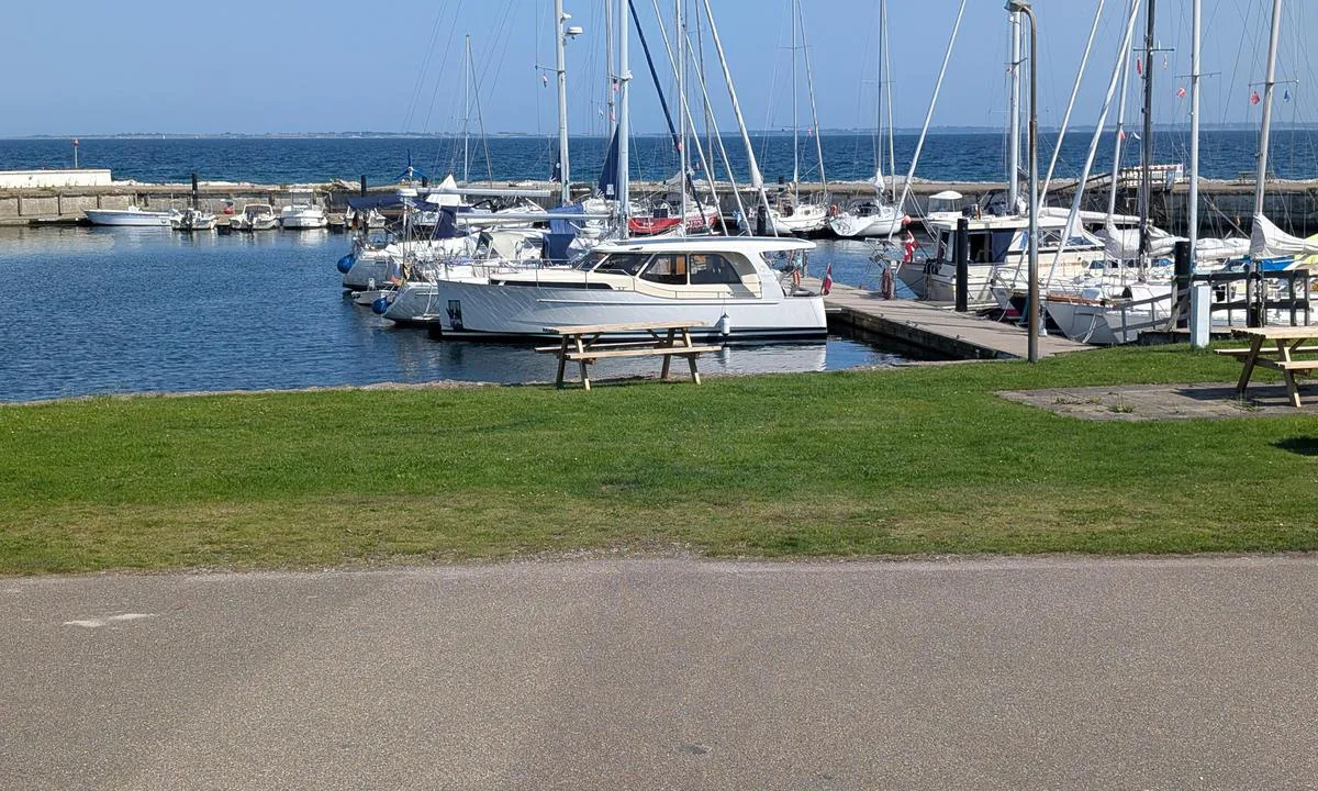 Mommark Marina: {"base": "da", "no": "Flytebrygger med 'fingre'", "se": "Flytbryggor med \"fingrar\"", "en": "Floating docks with 'fingers'", "da": "Flydebroer med \"fingre\"", "fr": "<p>Pontons flottants avec des \u00ab doigts \u00bb</p>", "de": "Schwimmstege mit 'Fingern'", "es": "Muelles flotantes con \"dedos\"", "it": "Pontili galleggianti con dita", "pt": "Pont\u00f5es flutuantes com \"dedos\"", "nl": "Drijvende steigers met <em>fingers</em>", "pl": "P\u0142ywaj\u0105ce pomosty z \"palcami\"", "uk": "\u041f\u043b\u0430\u0432\u0443\u0447\u0456 \u043f\u0440\u0438\u0447\u0430\u043b\u0438 \u0437 \u00ab\u043f\u0430\u043b\u044c\u0446\u044f\u043c\u0438\u00bb", "ro": "Pontoane plutitoare cu \u201edegete\u201d", "tr": "Parmak tipi y\u00fczer iskeleler", "el": "\u03a0\u03bb\u03c9\u03c4\u03ad\u03c2 \u03c0\u03c1\u03bf\u03b2\u03bb\u03ae\u03c4\u03b5\u03c2 \u03bc\u03b5 \"\u03b4\u03ac\u03c7\u03c4\u03c5\u03bb\u03b1\"", "cs": "Pohybliv\u00e1 mola s 'prsty'", "hu": "\u00dasz\u00f3m\u00f3l\u00f3k \u201eujjakkal\u201d", "fi": "Ponttonilaiturit sormi-puomilla", "bg": "\u041f\u043b\u0430\u0432\u0430\u0449\u0438 \u043a\u0435\u0439\u043e\u0432\u0435 \u0441 '\u043f\u0440\u044a\u0441\u0442\u0438'", "sr": "\u041f\u043b\u0443\u0442\u0430\u0458\u0443\u045b\u0438 \u0434\u043e\u043a\u043e\u0432\u0438 \u0441\u0430 '\u043f\u0440\u0441\u0442\u0438\u043c\u0430'", "et": "Ujuvkaiid koos", "lv": "Peldo\u0161\u0101s piest\u0101tnes ar \"pirkstiem\"", "lt": "Pl\u016bduriuojantys tiltai su \u201epir\u0161tais\u201c"}