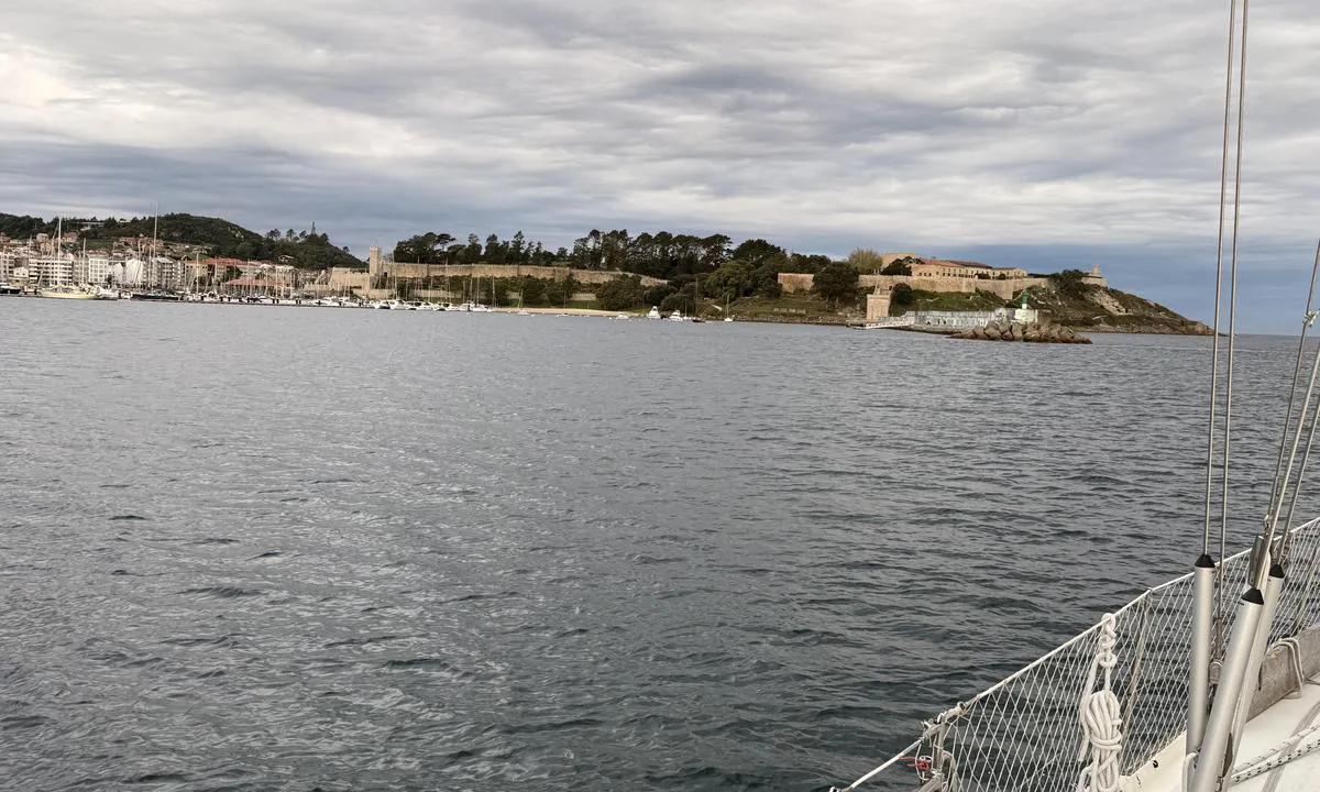 Monte Real Yachting Club: {"base": "no", "no": "Moloen med havna", "se": "Molen med hamnen", "en": "The breakwater with the harbor", "da": "Molen med havnen", "fr": "La jet\u00e9e avec le port", "de": "Der Hafen mit der Mole", "es": "El muelle con el puerto", "it": "Il molo con il porto", "pt": "O quebra-mar com o porto", "nl": "De pier met de haven", "pl": "Nabrze\u017ce z portem", "uk": "\u041f\u0456\u0440\u0441 \u0437 \u0433\u0430\u0432\u0430\u043d\u043d\u044e", "ro": "Digul cu portul", "tr": "Liman\u0131 \u00e7evreleyen dalgak\u0131ran", "el": "\u0397 \u03c0\u03c1\u03bf\u03b2\u03bb\u03ae\u03c4\u03b1 \u03bc\u03b5 \u03c4\u03bf \u03bb\u03b9\u03bc\u03ac\u03bd\u03b9", "cs": "Molo s p\u0159\u00edstavem", "hu": "A m\u00f3l\u00f3 a kik\u00f6t\u0151vel", "fi": "Laituri sataman kanssa", "bg": "\u0412\u044a\u043b\u043d\u043e\u043b\u043e\u043c\u044a\u0442 \u0441 \u043f\u0440\u0438\u0441\u0442\u0430\u043d\u0438\u0449\u0435\u0442\u043e", "sr": "\u041c\u043e\u043b\u043e \u0441\u0430 \u043b\u0443\u043a\u043e\u043c", "et": "Mool koos sadamaga", "lv": "Mols ar ostu", "lt": "Molai su uostu"}