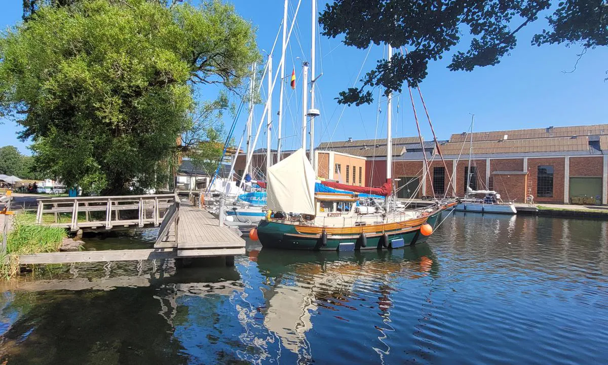 Motala mekaniska verkstad: {"base": "de", "no": "Nordlig gjesteomr\u00e5de. P\u00e5 denne siden er sanit\u00e6ranleggene.", "se": "Norra g\u00e4stomr\u00e5de. P\u00e5 denna sida finns sanit\u00e4ra anl\u00e4ggningar.", "en": "Northern guest area. On this side are the sanitary facilities.", "da": "Nordlige g\u00e6steomr\u00e5de. P\u00e5 denne side er sanit\u00e6ranl\u00e6gene.", "fr": "Zone nord des visiteurs. De ce c\u00f4t\u00e9 se trouvent les installations sanitaires.", "de": "N\u00f6rdlicher G\u00e4stebereich. Auf dieser Seite sind die Sanit\u00e4ranlagen.", "es": "\u00c1rea de visitantes norte. En esta p\u00e1gina est\u00e1n las instalaciones sanitarias.", "it": "Zona ospiti settentrionale. Su questo lato ci sono i servizi igienici.", "pt": "\u00c1rea de visitantes ao norte. Nesta \u00e1rea est\u00e3o as instala\u00e7\u00f5es sanit\u00e1rias.", "nl": "Noordelijk gastenverblijf. Aan deze kant zijn de sanitaire voorzieningen.", "pl": "P\u00f3\u0142nocna strefa go\u015bci. Po tej stronie znajduj\u0105 si\u0119 sanitariaty.", "uk": "\u041f\u0456\u0432\u043d\u0456\u0447\u043d\u0430 \u0433\u043e\u0441\u0442\u044c\u043e\u0432\u0430 \u0437\u043e\u043d\u0430. \u041d\u0430 \u0446\u0456\u0439 \u0441\u0442\u043e\u0440\u043e\u043d\u0456 \u0437\u043d\u0430\u0445\u043e\u0434\u044f\u0442\u044c\u0441\u044f \u0441\u0430\u043d\u0456\u0442\u0430\u0440\u043d\u0456 \u043f\u0440\u0438\u043c\u0456\u0449\u0435\u043d\u043d\u044f.", "ro": "Zona de oaspe\u021bi de nord. Pe aceast\u0103 parte sunt facilit\u0103\u021bile sanitare.", "tr": "Kuzey misafir b\u00f6lgesi. Bu tarafta hijyen tesisleri bulunmaktad\u0131r.", "el": "\u0392\u03cc\u03c1\u03b5\u03b9\u03bf\u03c2 \u03c7\u03ce\u03c1\u03bf\u03c2 \u03b5\u03c0\u03b9\u03c3\u03ba\u03b5\u03c0\u03c4\u03ce\u03bd. \u03a3\u03b5 \u03b1\u03c5\u03c4\u03ae \u03c4\u03b7\u03bd \u03c0\u03bb\u03b5\u03c5\u03c1\u03ac \u03b2\u03c1\u03af\u03c3\u03ba\u03bf\u03bd\u03c4\u03b1\u03b9 \u03bf\u03b9 \u03b5\u03b3\u03ba\u03b1\u03c4\u03b1\u03c3\u03c4\u03ac\u03c3\u03b5\u03b9\u03c2 \u03c5\u03b3\u03b9\u03b5\u03b9\u03bd\u03ae\u03c2.", "cs": "Severn\u00ed oblast pro hosty. Na t\u00e9to stran\u011b jsou sanit\u00e1rn\u00ed za\u0159\u00edzen\u00ed.", "hu": "\u00c9szaki vend\u00e9gter\u00fclet. Ezen az oldalon vannak a szaniterek.", "fi": "Pohjoinen vierasalue. T\u00e4ll\u00e4 puolella ovat saniteettitilat.", "bg": "\u0421\u0435\u0432\u0435\u0440\u043d\u0430 \u0437\u043e\u043d\u0430 \u0437\u0430 \u0433\u043e\u0441\u0442\u0438. \u041e\u0442 \u0442\u0430\u0437\u0438 \u0441\u0442\u0440\u0430\u043d\u0430 \u0441\u0430 \u0441\u0430\u043d\u0438\u0442\u0430\u0440\u043d\u0438\u0442\u0435 \u0441\u044a\u043e\u0440\u044a\u0436\u0435\u043d\u0438\u044f.", "sr": "\u0421\u0435\u0432\u0435\u0440\u043d\u0438 \u0434\u0435\u043e \u0437\u0430 \u0433\u043e\u0441\u0442\u0435. \u0421\u0430 \u043e\u0432\u0435 \u0441\u0442\u0440\u0430\u043d\u0435 \u0441\u0443 \u0441\u0430\u043d\u0438\u0442\u0430\u0440\u043d\u0438 \u043e\u0431\u0458\u0435\u043a\u0442\u0438.", "et": "P\u00f5hja k\u00fclalisteala. Sellel k\u00fcljel on sanitaarobjektid.", "lv": "Zieme\u013cu viesu zona. \u0160aj\u0101 pus\u0113 atrodas sanit\u0101r\u0101s iek\u0101rtas.", "lt": "\u0160iaurinis sve\u010di\u0173 sektorius. \u0160ioje pus\u0117je yra sanitarin\u0117s patalpos."}