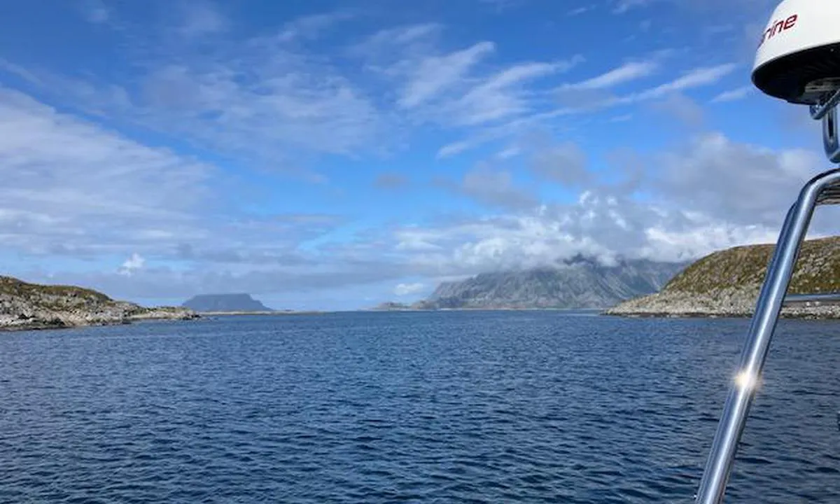 Muddværet: {"base": "no", "no": "Mot nord, S\u00f8la til venstre og Vega under skyene.", "se": "Mot norr, S\u00f6la till v\u00e4nster och Vega under molnen.", "en": "To the north, S\u00f8la on the left and Vega beneath the clouds.", "da": "Mod nord, S\u00f8la til venstre og Vega under skyerne.", "fr": "Vers le nord, S\u00f8la \u00e0 gauche et Vega sous les nuages.", "de": "Nach Norden, S\u00f8la links und Vega unter den Wolken.", "es": "Hacia el norte, S\u00f8la a la izquierda y Vega bajo las nubes.", "it": "Verso nord, S\u00f8la a sinistra e Vega sotto le nuvole.", "pt": "Para o norte, S\u00f8la \u00e0 esquerda e Vega sob as nuvens.", "nl": "Naar het noorden, S\u00f8la aan de linkerkant en Vega onder de wolken.", "pl": "Na p\u00f3\u0142noc, S\u00f8la po lewej i Vega pod chmurami.", "uk": "\u041d\u0430 \u043f\u0456\u0432\u043d\u0456\u0447, \u0421\u044c\u043e\u043b\u0430 \u043b\u0456\u0432\u043e\u0440\u0443\u0447 \u0456 \u0412\u0435\u0433\u0430 \u043f\u0456\u0434 \u0445\u043c\u0430\u0440\u0430\u043c\u0438.", "ro": "Spre nord, S\u00f8la \u00een st\u00e2nga \u0219i Vega sub nori.", "tr": "Kuzeye do\u011fru, sola S\u00f8la ve bulutlar\u0131n alt\u0131nda Vega.", "el": "\u03a0\u03c1\u03bf\u03c2 \u03c4\u03b1 \u03b2\u03cc\u03c1\u03b5\u03b9\u03b1, \u03a3\u03ad\u03bb\u03b1 \u03c3\u03c4\u03b1 \u03b1\u03c1\u03b9\u03c3\u03c4\u03b5\u03c1\u03ac \u03ba\u03b1\u03b9 \u0392\u03ad\u03b3\u03ba\u03b1 \u03ba\u03ac\u03c4\u03c9 \u03b1\u03c0\u03cc \u03c4\u03b1 \u03c3\u03cd\u03bd\u03bd\u03b5\u03c6\u03b1.", "cs": "Na sever, S\u00f8la vlevo a Vega pod mraky.", "hu": "\u00c9szak fel\u00e9, bal oldalon S\u00f8la \u00e9s Vega a felh\u0151k alatt.", "fi": "Pohjoiseen, S\u00f8la vasemmalla ja Vega pilvien alla.", "bg": "\u041d\u0430 \u0441\u0435\u0432\u0435\u0440, \u0421\u044c\u043e\u043b\u0430 \u0432\u043b\u044f\u0432\u043e \u0438 \u0412\u0435\u0433\u0430 \u043f\u043e\u0434 \u043e\u0431\u043b\u0430\u0446\u0438\u0442\u0435.", "sr": "Ka severu, S\u00f8la sa leve strane i Vega ispod oblaka.", "et": "P\u00f5hja poole, S\u00f8la vasakul ja Vega pilvede all.", "lv": "Uz zieme\u013ciem, pa kreisi ir S\u00f8la un zem m\u0101ko\u0146iem ir Vega.", "lt": "\u012e \u0161iaur\u0119, kair\u0117je - S\u00f8la ir Vega po debesimis."}