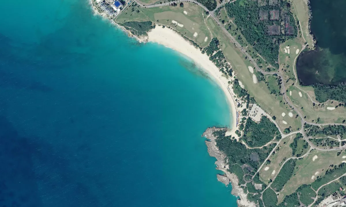 Flyfoto av Mullet bay beach