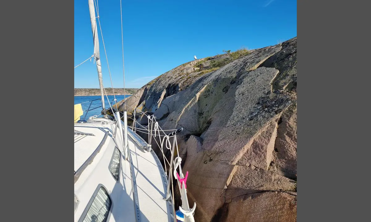 Musön norra: {"base": "no", "no": "Svaberg mot \u00f6st og nord\u00f8st med flere (ca 10) \u00f8yebolter i berget til enkel fort\u00f8yning. Seilb\u00e5t kan ligge p\u00e5 langs mot svaberg, eller med anker ut om det er mange b\u00e5ter. Mot nord\u00f8st er det st\u00f8rre dybde enn sj\u00f8kart viser inn mot svaberg (vi m\u00e5lte ca 5m, men kan ikke garantere det overalt).", "se": "Sl\u00e4ta klippor mot \u00f6st och nordost med flera (ca 10) klipp\u00f6glor p\u00e5 berget f\u00f6r enkel f\u00f6rt\u00f6jning. Segelb\u00e5t kan ligga l\u00e4ngs med klipporna, eller med ankare ut om det \u00e4r m\u00e5nga b\u00e5tar. Mot nordost \u00e4r det st\u00f6rre djup \u00e4n sj\u00f6kortet visar in mot klipporna (vi m\u00e4tte ca 5 m, men kan inte garantera det \u00f6verallt).", "en": "Rocky shore towards east and northeast with several (approx. 10) island bolts in the rock for easy mooring. Sailboats can lie alongside the rocky shore or anchor out if there are many boats. Towards the northeast, there is greater depth than the sea chart indicates towards the rocky shore (we measured approx. 5m, but cannot guarantee this everywhere).", "da": "Skr\u00e6nter mod \u00f8st og nord\u00f8st med flere (ca. 10) \u00f8jebolt i klippen til enkel fort\u00f8jning. Sejlb\u00e5d kan l\u00e6gge langskibs mod skr\u00e6nter eller med anker ude, hvis der er mange b\u00e5de. Mod nord\u00f8st er der st\u00f8rre dybde end s\u00f8kort viser ind mod skr\u00e6nter (vi m\u00e5lte ca. 5m, men kan ikke garantere det overalt)."}