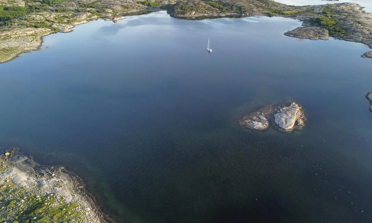 The anchorage and bouys at Musön are located behind a shallow entrance.