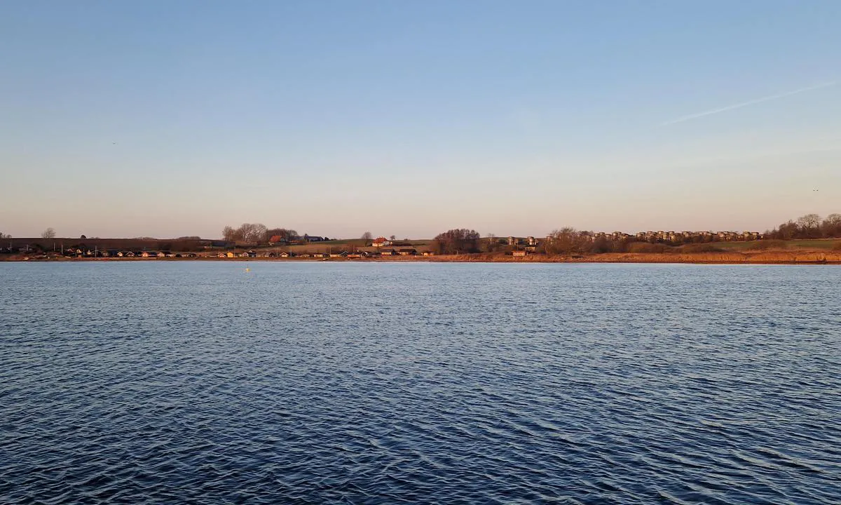 {"base": "en", "no": "Utsikt mot Nabbe-stranden", "se": "Utsikt mot Nabbe Beach", "en": "View to Nabbe Beach", "da": "Udsigt til Nabbe Strand", "fr": "Vue sur la plage de Nabbe", "de": "Blick auf den Nabbe-Strand", "es": "Vista a la playa de Nabbe", "it": "Vista sulla Spiaggia di Nabbe", "pt": "Vista para a Praia de Nabbe", "nl": "Uitzicht op Nabbe Beach", "pl": "Widok na pla\u017c\u0119 Nabbe", "uk": "\u0412\u0438\u0434 \u043d\u0430 \u043f\u043b\u044f\u0436 \u041d\u0430\u0431\u0431\u0435", "ro": "Vedere spre Plaja Nabbe", "tr": "Nabbe Plaj\u0131na Bak\u0131\u015f", "el": "\u0398\u03ad\u03b1 \u03c3\u03c4\u03b7\u03bd \u03c0\u03b1\u03c1\u03b1\u03bb\u03af\u03b1 Nabbe", "cs": "V\u00fdhled na pl\u00e1\u017e Nabbe", "hu": "Kil\u00e1t\u00e1s a Nabbe strandra", "fi": "N\u00e4kym\u00e4 Nabben rannalle", "bg": "\u0418\u0437\u0433\u043b\u0435\u0434 \u043a\u044a\u043c \u043f\u043b\u0430\u0436\u0430 \u041d\u0430\u0431\u0435", "sr": "Pogled na pla\u017eu Nabbe", "et": "Vaade Nabbe rannale", "lv": "Skats uz Nabbe pludmali", "lt": "Vaizdas \u012f Nabbe papl\u016bdim\u012f"}