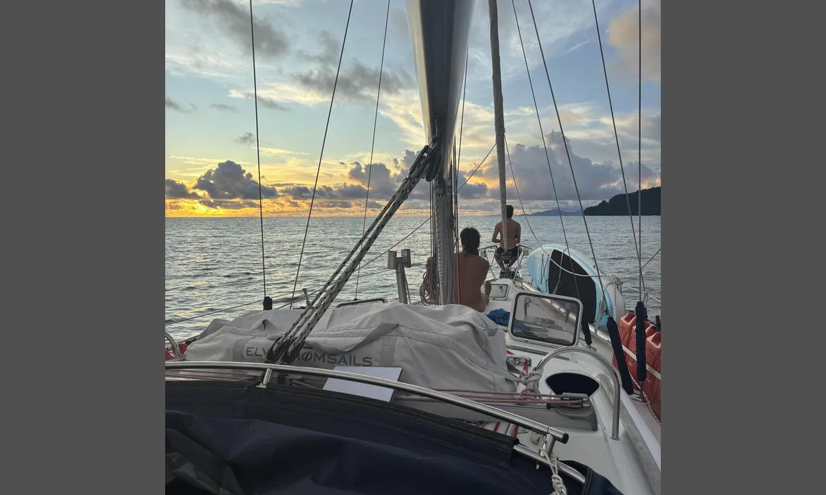 Nabuga: {"base": "no", "no": "Fra n\u00e5ttn mot solnedgang i vest", "se": "Fr\u00e5n natten mot solnedg\u00e5ngen i v\u00e4st", "en": "From nightfall towards sunset in the west", "da": "Fra natten mod solnedgangen i vest", "fr": "De la nuit vers le coucher du soleil \u00e0 l'ouest", "de": "Von der Dunkelheit bis zum Sonnenuntergang im Westen", "es": "Desde el anochecer hacia la puesta del sol en el oeste", "it": "Dalla notte al tramonto a ovest", "pt": "Da noite at\u00e9 o p\u00f4r do sol a oeste", "nl": "Van nacht tot zonsondergang in het westen", "pl": "Od nocy do zachodu s\u0142o\u0144ca na zachodzie", "uk": "\u0412\u0456\u0434 \u043d\u043e\u0447\u0456 \u0434\u043e \u0437\u0430\u0445\u043e\u0434\u0443 \u0441\u043e\u043d\u0446\u044f \u043d\u0430 \u0437\u0430\u0445\u043e\u0434\u0456", "ro": "De la amurg p\u00e2n\u0103 la apus \u00een vest", "tr": "Bat\u0131da g\u00fcne\u015f batarken geceden", "el": "\u0391\u03c0\u03cc \u03c4\u03b7 \u03bd\u03cd\u03c7\u03c4\u03b1 \u03c0\u03c1\u03bf\u03c2 \u03c4\u03b7 \u03b4\u03cd\u03c3\u03b7 \u03c4\u03bf\u03c5 \u03b7\u03bb\u03af\u03bf\u03c5 \u03c3\u03c4\u03b7 \u03b4\u03cd\u03c3\u03b7", "cs": "Od noci sm\u011brem ke z\u00e1padu slunce na z\u00e1pad", "hu": "Az \u00e9jszak\u00e1t\u00f3l nyugati naplement\u00e9ig", "fi": "Illasta auringonlaskuun l\u00e4nness\u00e4", "bg": "\u041e\u0442 \u043d\u043e\u0449\u0442\u0430 \u043a\u044a\u043c \u0437\u0430\u043b\u0435\u0437\u0430 \u043d\u0430 \u0437\u0430\u043f\u0430\u0434", "sr": "\u041e\u0434 \u0432\u0435\u0447\u0435\u0440\u0438 \u0434\u043e \u0437\u0430\u043b\u0430\u0441\u043a\u0430 \u0441\u0443\u043d\u0446\u0430 \u043d\u0430 \u0437\u0430\u043f\u0430\u0434\u0443", "et": "\u00d6\u00f6st kuni p\u00e4ikeseloojanguni l\u00e4\u00e4nes", "lv": "No nakts l\u012bdz saulrietam rietumos", "lt": "Nuo saul\u0117lyd\u017eio vakaruose"}