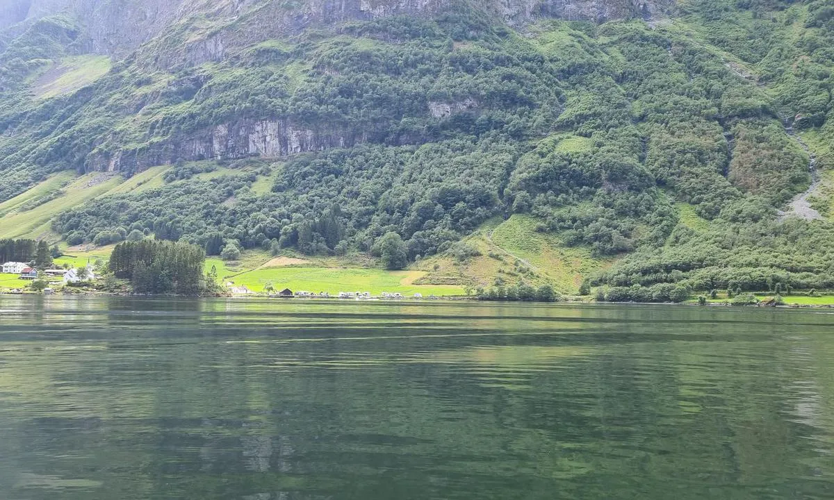 Nærøyfjorden, Holmaviki: På Bakka, andre siden, er det en gjestebrygge du også finner i Gomarina