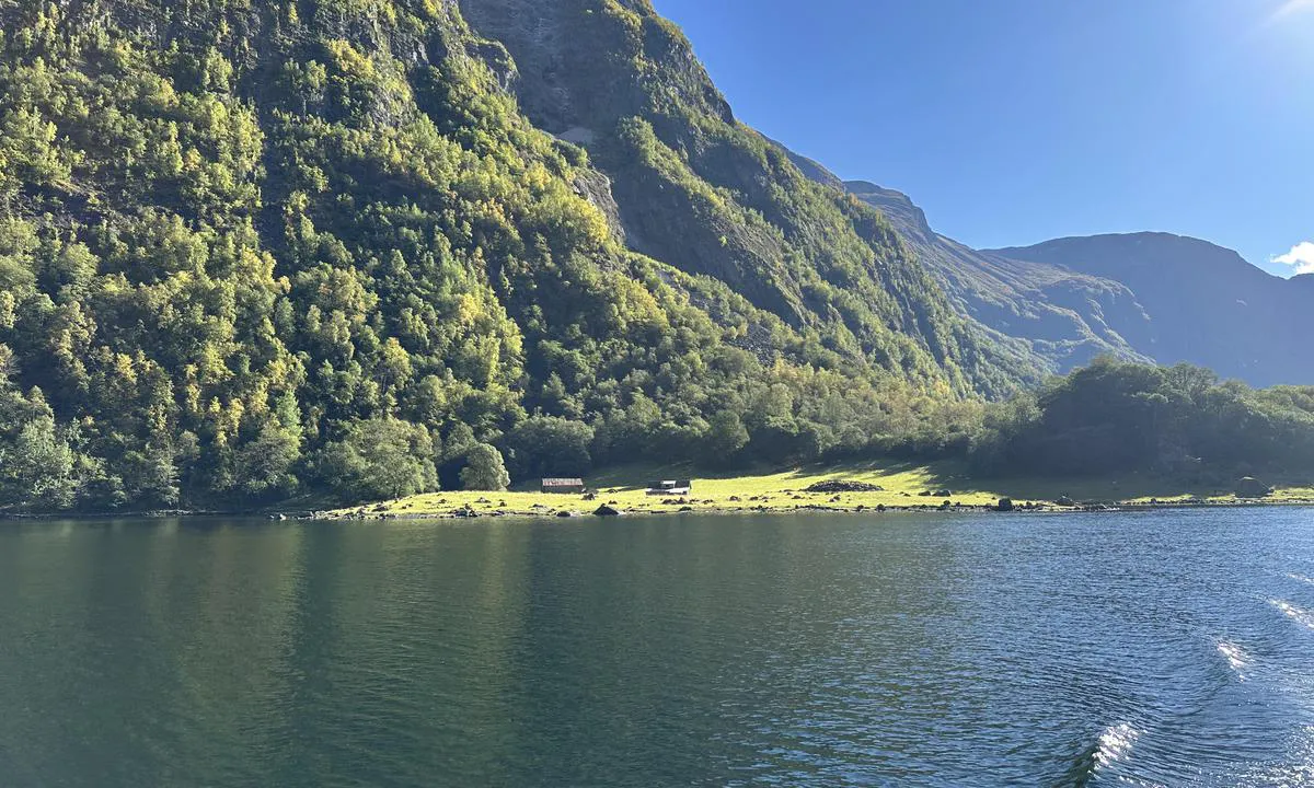 Nærøyfjorden, Holmaviki: {"base": "de", "no": "Veldig vakkert beliggende ankringsplass. Dybde ca. 5-8 m", "se": "Mycket vackert bel\u00e4gen ankarplats. Djup ca 5-8 m", "en": "Very beautifully located anchorage. Depth approx. 5-8 m", "da": "Meget smukt beliggende ankerplads. Dybde ca. 5-8 m", "fr": "Tr\u00e8s bel endroit pour mouiller. Profondeur env. 5-8 m", "de": "Sehr sch\u00f6n gelegener Ankerplatz. Tiefe ca. 5-8 m", "es": "Anclaje muy bien ubicado. Profundidad aprox. 5-8 m", "it": "Posto d'ancoraggio molto bello. Profondit\u00e0 ca. 5-8 m", "pt": "Local de ancoragem muito bonito. Profundidade aprox. 5-8 m", "nl": "Zeer mooie gelegen ankerplaats. Diepte ca. 5-8 m", "pl": "Bardzo \u0142adnie po\u0142o\u017cone kotwicowisko. G\u0142\u0119boko\u015b\u0107 ok. 5-8 m", "uk": "\u0414\u0443\u0436\u0435 \u0433\u0430\u0440\u043d\u0435 \u043c\u0456\u0441\u0446\u0435 \u0434\u043b\u044f \u044f\u043a\u0456\u0440\u043d\u043e\u0457 \u0441\u0442\u043e\u044f\u043d\u043a\u0438. \u0413\u043b\u0438\u0431\u0438\u043d\u0430 \u043f\u0440\u0438\u0431\u043b\u0438\u0437\u043d\u043e 5-8 \u043c", "ro": "Loc de ancorare frumos situat. Ad\u00e2ncime cca. 5-8 m", "tr": "\u00c7ok g\u00fczel konumlanm\u0131\u015f bir demirleme yeri. Derinlik yakla\u015f\u0131k 5-8 m", "el": "\u03a0\u03bf\u03bb\u03cd \u03cc\u03bc\u03bf\u03c1\u03c6\u03b7 \u03c4\u03bf\u03c0\u03bf\u03b8\u03b5\u03c4\u03b7\u03bc\u03ad\u03bd\u03b7 \u03b1\u03b3\u03ba\u03c5\u03c1\u03bf\u03b2\u03cc\u03bb\u03b9\u03bf. \u0392\u03ac\u03b8\u03bf\u03c2 \u03c0\u03b5\u03c1\u03af\u03c0\u03bf\u03c5 5-8 \u03bc", "cs": "Velmi kr\u00e1sn\u011b um\u00edst\u011bn\u00e9 kotvi\u0161t\u011b. Hloubka cca 5-8 m", "hu": "Nagyon sz\u00e9p fekv\u00e9s\u0171 horgonyz\u00f3hely. M\u00e9lys\u00e9g kb. 5-8 m", "fi": "Eritt\u00e4in kauniilla paikalla sijaitseva ankkuripaikka. Syvyys n. 5-8 m", "bg": "\u041c\u043d\u043e\u0433\u043e \u043a\u0440\u0430\u0441\u0438\u0432\u043e \u0440\u0430\u0437\u043f\u043e\u043b\u043e\u0436\u0435\u043d\u043e \u043a\u043e\u0442\u0432\u0435\u043d\u043e \u043c\u044f\u0441\u0442\u043e. \u0414\u044a\u043b\u0431\u043e\u0447\u0438\u043d\u0430 \u043e\u043a\u043e\u043b\u043e 5-8 \u043c", "sr": "Veoma lepo sme\u0161teno sidri\u0161te. Dubina oko 5-8 m", "et": "V\u00e4ga ilusas kohas asuv ankruplats. S\u00fcgavus ca 5-8 m", "lv": "\u013boti skaisti izvietota enkuro\u0161anas vieta. Dzi\u013cums apm\u0113ram 5-8 m", "lt": "Labai gra\u017eiai \u012fsik\u016brusi inkaravimo vieta. Gylis apie 5-8 m"}