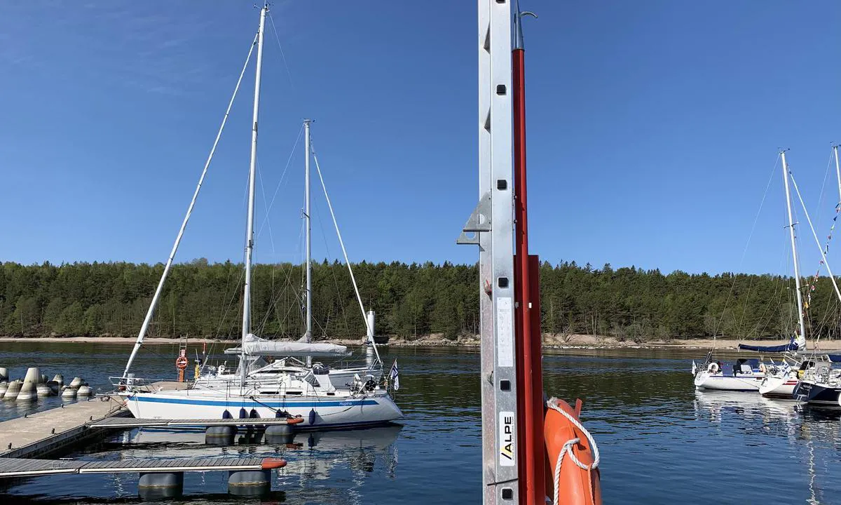 Naissaare Sadam: {"base": "en", "no": "De to s\u00f8rligste bryggene er for bes\u00f8kende.", "se": "Tv\u00e5 av de sydligaste pirarna \u00e4r f\u00f6r bes\u00f6kare.", "en": "Two southernmost piers are for visitors.", "da": "De to sydligste moler er for bes\u00f8gende.", "fr": "Les deux appontements les plus au sud sont r\u00e9serv\u00e9s aux visiteurs.", "de": "Die beiden s\u00fcdlichsten Piere sind f\u00fcr Besucher.", "es": "Los dos muelles m\u00e1s al sur son para visitantes.", "it": "I due moli pi\u00f9 a sud sono per i visitatori.", "pt": "Os dois cais mais ao sul s\u00e3o para visitantes.", "nl": "De twee zuidelijkste steigers zijn voor bezoekers.", "pl": "Dwa najbardziej wysuni\u0119te na po\u0142udnie nabrze\u017ca s\u0105 przeznaczone dla go\u015bci.", "uk": "\u0414\u0432\u0430 \u043d\u0430\u0439\u043f\u0456\u0432\u0434\u0435\u043d\u043d\u0456\u0448\u0456 \u043f\u0440\u0438\u0447\u0430\u043b\u0438 \u043f\u0440\u0438\u0437\u043d\u0430\u0447\u0435\u043d\u0456 \u0434\u043b\u044f \u0432\u0456\u0434\u0432\u0456\u0434\u0443\u0432\u0430\u0447\u0456\u0432.", "ro": "Cele dou\u0103 diguri cele mai sudice sunt pentru vizitatori.", "tr": "En g\u00fcneydeki iki iskele ziyaret\u00e7iler i\u00e7indir.", "el": "\u039f\u03b9 \u03b4\u03cd\u03bf \u03bd\u03bf\u03c4\u03b9\u03cc\u03c4\u03b5\u03c1\u03bf\u03b9 \u03c0\u03c1\u03bf\u03b2\u03bb\u03ae\u03c4\u03b5\u03c2 \u03c0\u03c1\u03bf\u03bf\u03c1\u03af\u03b6\u03bf\u03bd\u03c4\u03b1\u03b9 \u03b3\u03b9\u03b1 \u03b5\u03c0\u03b9\u03c3\u03ba\u03ad\u03c0\u03c4\u03b5\u03c2.", "cs": "Dva nejji\u017en\u011bj\u0161\u00ed mola jsou pro n\u00e1v\u0161t\u011bvn\u00edky.", "hu": "A k\u00e9t legd\u00e9lebbi m\u00f3l\u00f3 a l\u00e1togat\u00f3knak van fenntartva.", "fi": "Kaksi etel\u00e4isint\u00e4 laituria ovat vierailijoille.", "bg": "\u042e\u0436\u043d\u0438\u0442\u0435 \u0434\u0432\u0430 \u043a\u0435\u0439\u043e\u0432\u0438 \u043c\u0435\u0441\u0442\u0430 \u0441\u0430 \u0437\u0430 \u043f\u043e\u0441\u0435\u0442\u0438\u0442\u0435\u043b\u0438.", "sr": "Dva najju\u017enija mola su za posetioce.", "et": "Kaks l\u00f5unapoolseimat kai on k\u00fclalistele.", "lv": "Divas vist\u0101l\u0101k uz dienvidiem eso\u0161\u0101s piest\u0101tnes ir apmekl\u0113t\u0101jiem.", "lt": "Du pie\u010diausi molai skirti lankytojams."}