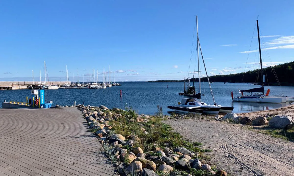 Naissaare Sadam: {"base": "en", "no": "Ser s\u00f8r\u00f8st fra havnekontoret.", "se": "Tittar sydost fr\u00e5n hamnkontoret.", "en": "Looking SE from the harbour office.", "da": "Ser mod syd\u00f8st fra havnekontoret.", "fr": "En regardant vers le SE depuis le bureau du port.", "de": "Blick SE vom Hafenkontor.", "es": "Mirando hacia el SE desde la oficina del puerto.", "it": "Guardando verso sud-est dall'ufficio del porto.", "pt": "Olhando para SE a partir do escrit\u00f3rio do porto.", "nl": "Kijkend ZO vanaf het havenkantoor.", "pl": "Patrz\u0105c na po\u0142udniowy wsch\u00f3d z biura portowego.", "uk": "\u0412\u0438\u0434 \u0443 \u043f\u0456\u0432\u0434\u0435\u043d\u043d\u043e-\u0441\u0445\u0456\u0434\u043d\u043e\u043c\u0443 \u043d\u0430\u043f\u0440\u044f\u043c\u043a\u0443 \u0437 \u043e\u0444\u0456\u0441\u0443 \u0433\u0430\u0432\u0430\u043d\u0456.", "ro": "Privind SE din biroul portului.", "tr": "Limandan SE y\u00f6n\u00fcne bak\u0131\u015f.", "el": "\u039a\u03bf\u03b9\u03c4\u03ac\u03b6\u03bf\u03bd\u03c4\u03b1\u03c2 \u039d\u0391 \u03b1\u03c0\u03cc \u03c4\u03bf \u03b3\u03c1\u03b1\u03c6\u03b5\u03af\u03bf \u03c4\u03bf\u03c5 \u03bb\u03b9\u03bc\u03b5\u03bd\u03b1\u03c1\u03c7\u03b5\u03af\u03bf\u03c5.", "cs": "Pohled jihov\u00fdchodn\u011b z p\u0159\u00edstavn\u00ed kancel\u00e1\u0159e.", "hu": "N\u00e9zzen d\u00e9lkeletre a kik\u00f6t\u0151 irod\u00e1j\u00e1b\u00f3l.", "fi": "N\u00e4kym\u00e4 kaakkoon satamatoimistosta.", "bg": "\u0413\u043b\u0435\u0434\u043a\u0430 \u043d\u0430 \u044e\u0433\u043e\u0438\u0437\u0442\u043e\u043a \u043e\u0442 \u043f\u0440\u0438\u0441\u0442\u0430\u043d\u0438\u0449\u043d\u0430\u0442\u0430 \u043a\u0430\u043d\u0442\u043e\u0440\u0430.", "sr": "Gledaju\u0107i prema jugoistoku iz kancelarije luke.", "et": "Vaade sadamakontorist kagusse.", "lv": "Skats uz DA no ostas biroja.", "lt": "\u017di\u016brint \u012f pietry\u010dius nuo uosto biuro."}