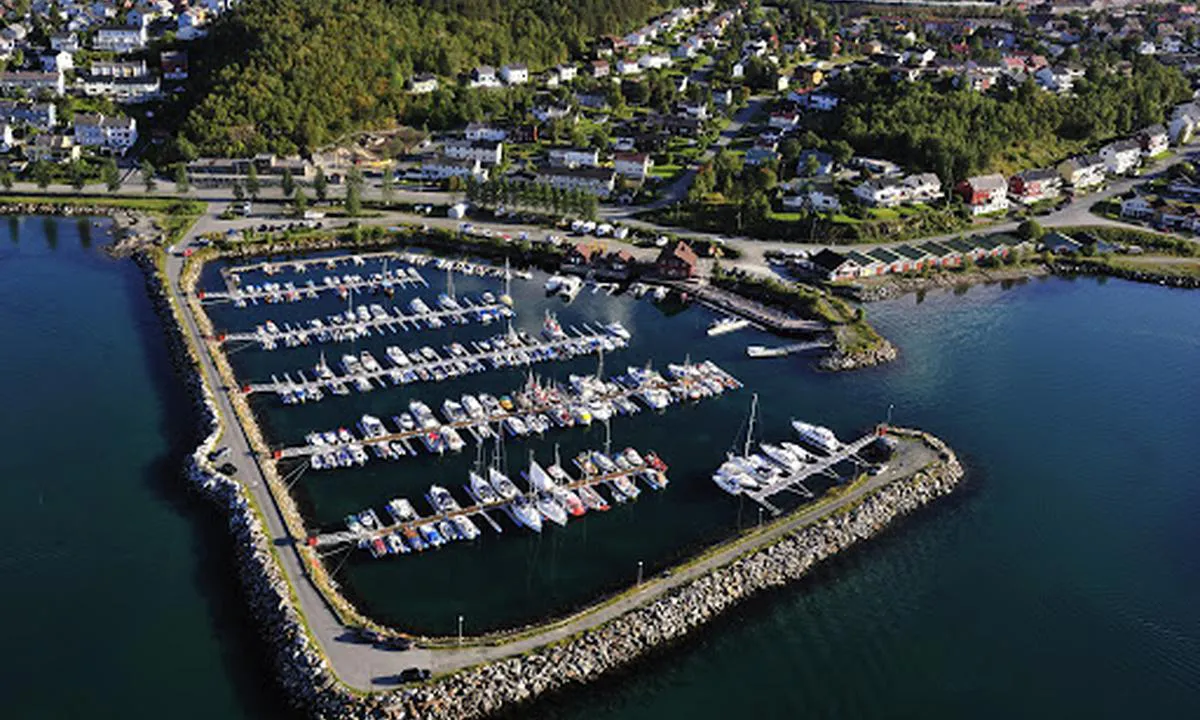 Narvik: Tankanlegg på styrbord side ved innseiling. Gjestebrygger rett bak der igjen. .