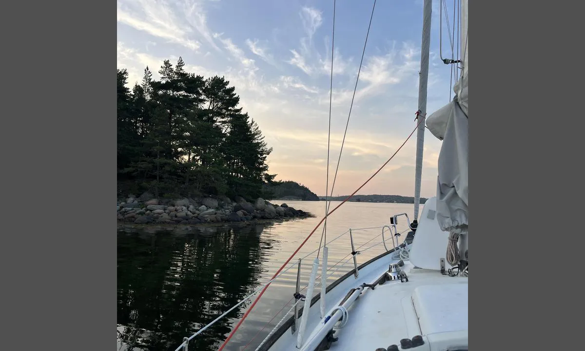 Näset: {"base": "se", "no": "s\u00f8r\u00f8stsiden av Brunnefjellsholmen", "se": "syd\u00f6stra sidan av Brunnefj\u00e4llsholme", "en": "southeast side of Brunnefj\u00e4llsholme", "da": "syd\u00f8stlige side af Brunnefj\u00e4llsholme", "fr": "c\u00f4t\u00e9 sud-est de Brunnefj\u00e4llsholme", "de": "s\u00fcd\u00f6stliche Seite von Brunnefj\u00e4llsholme", "es": "el lado sureste de Brunnefj\u00e4llsholme", "it": "lato sud-est di Brunnefj\u00e4llsholme", "pt": "lado sudeste de Brunnefj\u00e4llsholme", "nl": "zuidoostelijke zijde van Brunnefj\u00e4llsholme", "pl": "po\u0142udniowo-wschodnia strona Brunnefj\u00e4llsholme", "uk": "\u043f\u0456\u0432\u0434\u0435\u043d\u043d\u043e-\u0441\u0445\u0456\u0434\u043d\u0438\u0439 \u0431\u0456\u043a \u0411\u0440\u0443\u043d\u043d\u0435\u0444'\u0454\u043b\u043b\u0441\u0433\u043e\u043b\u044c\u043c\u0430", "ro": "partea de sud-est a Brunnefj\u00e4llsholme", "tr": "Brunnefj\u00e4llsholme'nin g\u00fcneydo\u011fu taraf\u0131", "el": "<p>\u03bd\u03bf\u03c4\u03b9\u03bf\u03b1\u03bd\u03b1\u03c4\u03bf\u03bb\u03b9\u03ba\u03ae \u03c0\u03bb\u03b5\u03c5\u03c1\u03ac \u03c4\u03bf\u03c5 Brunnefj\u00e4llsholme</p>", "cs": "jihov\u00fdchodn\u00ed strana Brunnefj\u00e4llsholme", "hu": "Brunnefj\u00e4llsholme d\u00e9lkeleti oldala", "fi": "Brunnefj\u00e4llsholmen kaakkoisranta", "bg": "\u044e\u0433\u043e\u0438\u0437\u0442\u043e\u0447\u043d\u0430\u0442\u0430 \u0441\u0442\u0440\u0430\u043d\u0430 \u043d\u0430 Brunnefj\u00e4llsholme", "sr": "jugoisto\u010dna strana Brunnefj\u00e4llsholme-a", "et": "Brunnefj\u00e4llsholme kagupoolne k\u00fclg", "lv": "Brunnefj\u00e4llsholmes dienvidaustrumu puse", "lt": "pietrytin\u0117je Brunnefj\u00e4llsholme salos pus\u0117je"}