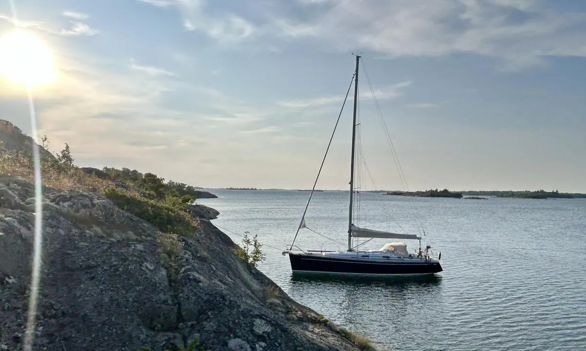 Nästholm: {"base": "en", "no": "Foran klippene p\u00e5 den s\u00f8rlige kysten", "se": "Framf\u00f6r Klipporna P\u00e5 den s\u00f6dra stranden", "en": "In front of The rocks On the southern shore", "da": "Foran klipperne P\u00e5 den sydlige kyst", "fr": "En face des rochers sur la rive sud", "de": "Vor den Felsen an der S\u00fcdk\u00fcste", "es": "Frente a Las rocas En la orilla sur", "it": "Di fronte alle rocce sulla riva meridionale", "pt": "Em frente \u00e0s rochas Na costa sul", "nl": "Voor de rotsen aan de zuidelijke kust", "pl": "Przed ska\u0142ami na po\u0142udniowym brzegu", "uk": "<p>\u041f\u0435\u0440\u0435\u0434 \u0441\u043a\u0435\u043b\u044f\u043c\u0438 \u043d\u0430 \u043f\u0456\u0432\u0434\u0435\u043d\u043d\u043e\u043c\u0443 \u0431\u0435\u0440\u0435\u0437\u0456</p>", "ro": "\u00cen fa\u021ba st\u00e2ncilor de pe \u021b\u0103rmul sudic", "tr": "Kaya Bliyelinin \u00f6n\u00fc G\u00fcney k\u0131y\u0131s\u0131nda", "el": "\u039c\u03c0\u03c1\u03bf\u03c3\u03c4\u03ac \u03b1\u03c0\u03cc \u03c4\u03bf\u03c5\u03c2 \u03b2\u03c1\u03ac\u03c7\u03bf\u03c5\u03c2 \u03c3\u03c4\u03b7\u03bd \u03bd\u03cc\u03c4\u03b9\u03b1 \u03b1\u03ba\u03c4\u03ae", "cs": "P\u0159ed sk\u00e1lami Na ji\u017en\u00edm pob\u0159e\u017e\u00ed", "hu": "A szikl\u00e1k el\u0151tt A d\u00e9li parton", "fi": "Kivien edess\u00e4 Etel\u00e4rannalla", "bg": "\u041f\u0440\u0435\u0434 \u0441\u043a\u0430\u043b\u0438\u0442\u0435 \u043d\u0430 \u044e\u0436\u043d\u0438\u044f \u0431\u0440\u044f\u0433", "sr": "Ispred Stena Na ju\u017enoj obali", "et": "Kaljude ees L\u00f5una kaldal", "lv": "Priek\u0161\u0101 Klint\u012bm Uz dienvidu krasta", "lt": "Prie\u0161ais Uolas Pietiniame krante"}