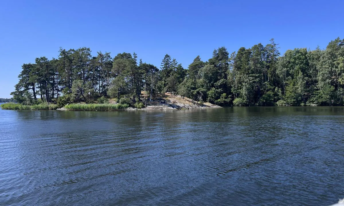 Naturhamn - Järfälla: Begränsat djup vid klippan gör det svårt att lägga till med segelbåt.