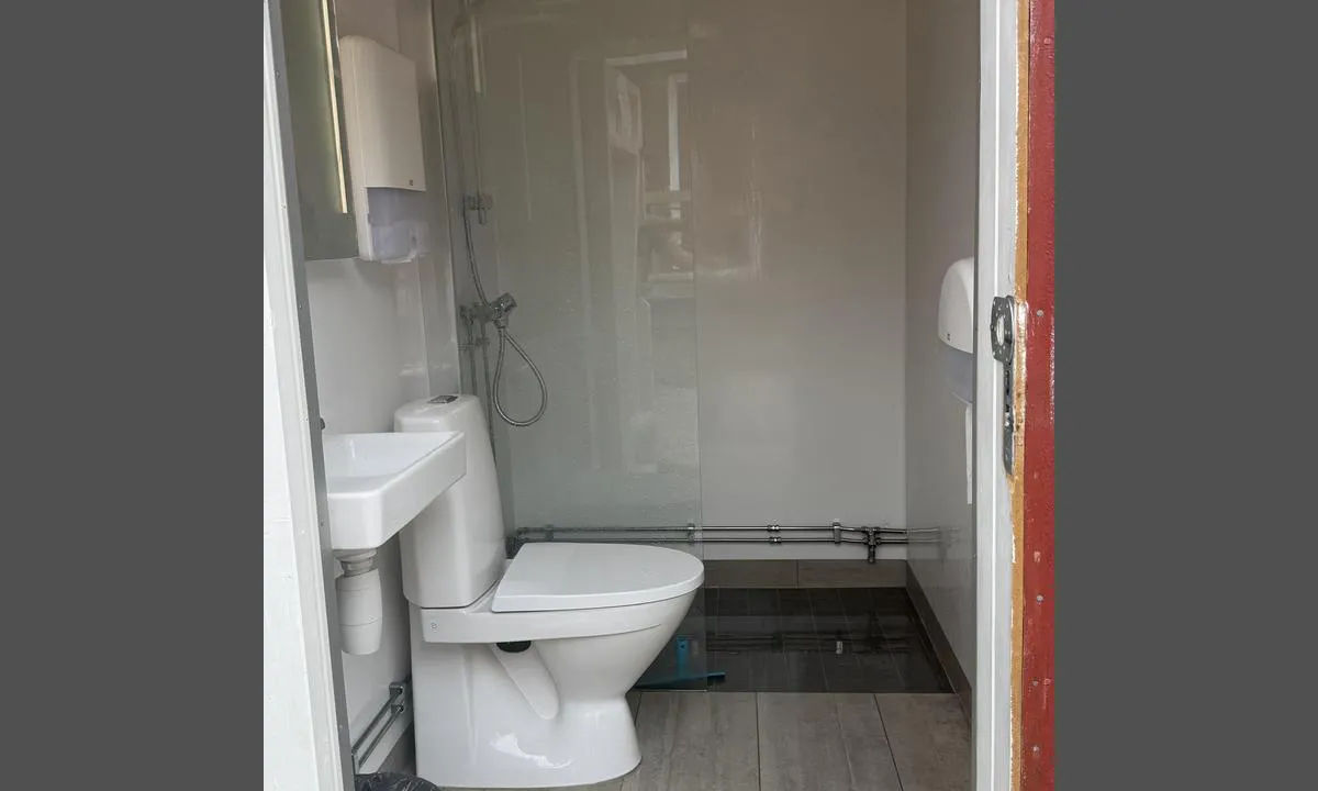 Nedgården Gjestebrygge: {"base": "no", "no": "Toalett og dusj 10min 30kr\r\nKode f\u00e5r du av Havnevertene.", "se": "Toalett och dusch 10min 30kr<br>Kod f\u00e5r du av Hamnvakterna.", "en": "Toilet and shower 10 min 30 NOK<br>The code is given by the harbor attendants.", "da": "<p>Toilet og brusebad 10min 30kr<br>Kode f\u00e5r du af havnev\u00e6rterne.</p>", "fr": "Toilettes et douches 10min 30kr\nVous obtiendrez le code aupr\u00e8s des gardiens du port.", "de": "Toilette und Dusche 10 Minuten 30kr<br>Den Code erhalten Sie von den Hafenwarten.", "es": "Ba\u00f1os y duchas 10min 30kr<br>C\u00f3digo proporcionado por los anfitriones del puerto.", "it": "Toilette e doccia 10min 30kr<br />Il codice lo ricevi dagli assistenti portuali.", "pt": "Toalete e chuveiro 10min 30kr\nVoc\u00ea recebe o c\u00f3digo dos Guardi\u00f5es do Porto.", "nl": "Toilet en douche 10min 30kr<br>De code krijg je van de havenmeesters.", "pl": "Toaleta i prysznic 10min 30kr<br />Kod otrzymasz od pracownik\u00f3w portu.", "uk": "\u0422\u0443\u0430\u043b\u0435\u0442 \u0456 \u0434\u0443\u0448 10 \u0445\u0432\u0438\u043b\u0438\u043d 30 \u043a\u0440\u043e\u043d<br>\u041a\u043e\u0434 \u0432\u0438 \u043e\u0442\u0440\u0438\u043c\u0430\u0454\u0442\u0435 \u0432\u0456\u0434 \u0433\u0430\u0432\u043d-\u0432\u0430\u0440\u0442\u0456\u0432.", "ro": "Toalet\u0103 \u0219i du\u0219 10min 30kr<br>Codul \u00eel prime\u0219ti de la gazdele portului.", "tr": "Tuvalet ve du\u015f 10dak 30kr<br>Kodu Liman G\u00f6revlilerinden alabilirsiniz.", "el": "\u03a4\u03bf\u03c5\u03b1\u03bb\u03ad\u03c4\u03b1 \u03ba\u03b1\u03b9 \u03bd\u03c4\u03bf\u03c5\u03c2 10\u03bb\u03b5\u03c0\u03c4\u03ac 30kr<br>\u039a\u03c9\u03b4\u03b9\u03ba\u03cc \u03b8\u03b1 \u03c0\u03ac\u03c1\u03b5\u03c4\u03b5 \u03b1\u03c0\u03cc \u03c4\u03bf\u03c5\u03c2 \u03c5\u03c0\u03b5\u03c5\u03b8\u03cd\u03bd\u03bf\u03c5\u03c2 \u03c4\u03bf\u03c5 \u03bb\u03b9\u03bc\u03b1\u03bd\u03b9\u03bf\u03cd.", "cs": "Toaleta a sprcha 10min 30kr<br>K\u00f3d obdr\u017e\u00edte od spr\u00e1vce p\u0159\u00edstavu.", "hu": "WC \u00e9s zuhanyz\u00f3 10 perc 30 kr<br>K\u00f3dot a kik\u00f6t\u0151 szem\u00e9lyzet\u00e9t\u0151l kapod.", "fi": "WC ja suihku 10min 30kr<br>Koodin saat satamakapteeneilta.", "bg": "\u0422\u043e\u0430\u043b\u0435\u0442\u043d\u0430 \u0438 \u0434\u0443\u0448 10 \u043c\u0438\u043d\u0443\u0442\u0438 30 \u043a\u0440\u043e\u043d\u0438<br>\u0429\u0435 \u043f\u043e\u043b\u0443\u0447\u0438\u0442\u0435 \u043a\u043e\u0434 \u043e\u0442 \u043f\u0440\u0438\u0441\u0442\u0430\u043d\u0438\u0449\u043d\u0438\u0442\u0435 \u0441\u043b\u0443\u0436\u0438\u0442\u0435\u043b\u0438.", "sr": "Toalet i tu\u0161 10min 30kr<br>Kod dobijate od lu\u010dkih vodi\u010da.", "et": "Tualett ja du\u0161\u0161 10min 30kr<br>Koodi saad sadama t\u00f6\u00f6tajatelt.", "lv": "Tualete un du\u0161a 10 min\u016btes 30kr<br>Kodu j\u016bs sa\u0146emsiet no ostas sargiem.", "lt": "Tualetas ir du\u0161as 10min 30kr\nKodo galite gauti i\u0161 Uosto pri\u017ei\u016br\u0117toj\u0173."}