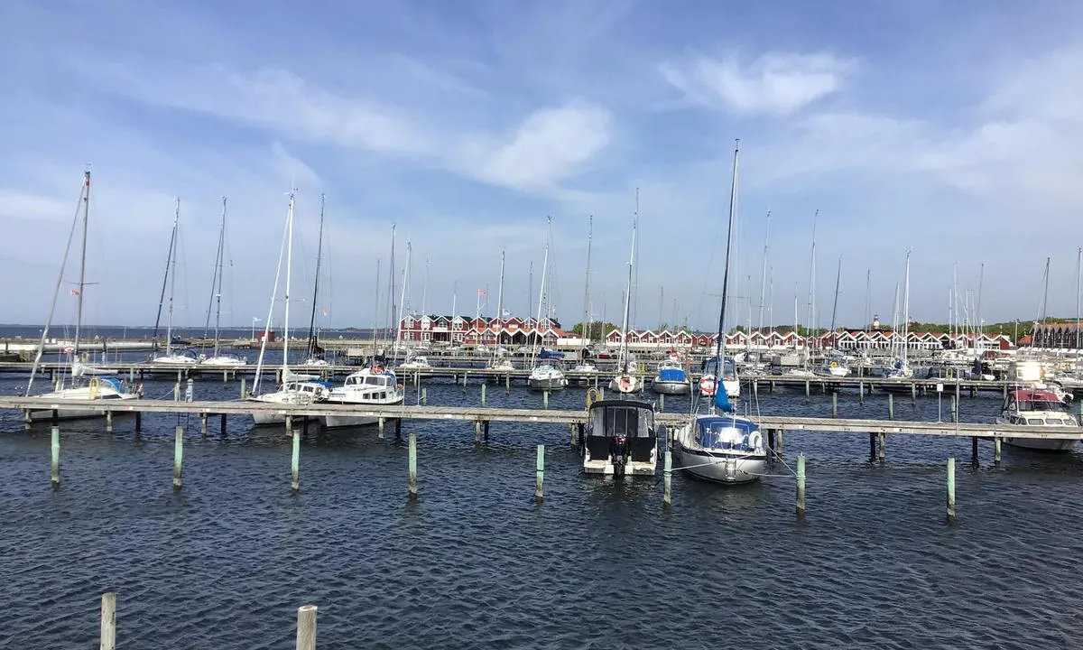 Nibe Lystbådehavn: {"base": "en", "no": "Havn fra s\u00f8rvest", "se": "Hamn fr\u00e5n sydv\u00e4st", "en": "Harbour from south west", "da": "Havn fra sydvest", "fr": "Port du sud-ouest", "de": "Hafen von S\u00fcdwesten", "es": "Puerto desde el suroeste", "it": "Porto da sud-ovest", "pt": "Porto do sudoeste", "nl": "Haven vanuit het zuidwesten", "pl": "Port od po\u0142udniowego zachodu", "uk": "\u0413\u0430\u0432\u0430\u043d\u044c \u0437 \u043f\u0456\u0432\u0434\u0435\u043d\u043d\u043e\u0433\u043e \u0437\u0430\u0445\u043e\u0434\u0443", "ro": "Port din sud-vest", "tr": "G\u00fcney bat\u0131dan liman", "el": "\u039b\u03b9\u03bc\u03ac\u03bd\u03b9 \u03b1\u03c0\u03cc \u03bd\u03bf\u03c4\u03b9\u03bf\u03b4\u03c5\u03c4\u03b9\u03ba\u03ac", "cs": "P\u0159\u00edstav z jihoz\u00e1padu", "hu": "Kik\u00f6t\u0151 d\u00e9lnyugatr\u00f3l", "fi": "Satama lounaasta", "bg": "\u041f\u0440\u0438\u0441\u0442\u0430\u043d\u0438\u0449\u0435 \u043e\u0442 \u044e\u0433\u043e\u0437\u0430\u043f\u0430\u0434", "sr": "\u041b\u0443\u043a\u0430 \u0441\u0430 \u0458\u0443\u0433\u043e\u0437\u0430\u043f\u0430\u0434\u0430", "et": "Sadam edelast", "lv": "Osta no dienvidrietumiem", "lt": "Uostas i\u0161 pietvakari\u0173"}