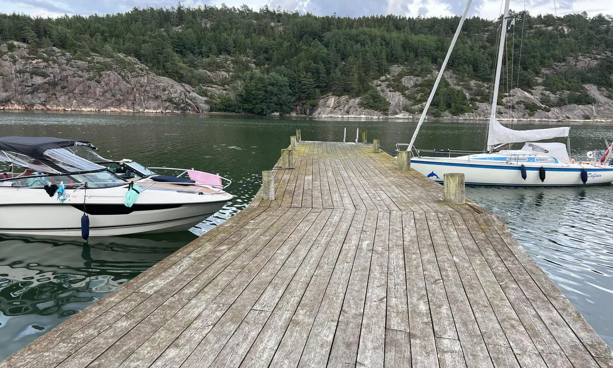 Nordens Ark Djurpark: {"base": "no", "no": "Ligger med anker mot brygge, p\u00e5 begge sider.", "se": "Ligger med ankare mot brygga, p\u00e5 b\u00e5da sidor.", "en": "Anchored towards the quay, on both sides.", "da": "Ligger med anker mod kaj, p\u00e5 begge sider.", "fr": "Amarrez face au quai, des deux c\u00f4t\u00e9s, sur ancre.", "de": "Liegt mit Anker gegen die Pier, auf beiden Seiten.", "es": "Anclado de proa a muelle, en ambos lados.", "it": "Ancoraggio alla banchina su entrambi i lati.", "pt": "Ancorado de frente para a doca, em ambos os lados.", "nl": "Ligt voor anker tegen de kade, aan beide zijden.", "pl": "Kotwiczy przy nabrze\u017cu po obu stronach.", "uk": "\u0421\u0442\u043e\u0457\u0442\u044c \u043d\u0430 \u044f\u043a\u043e\u0440\u0456 \u0431\u0456\u043b\u044f \u043f\u0440\u0438\u0447\u0430\u043b\u0443, \u0437 \u043e\u0431\u043e\u0445 \u0431\u043e\u043a\u0456\u0432.", "ro": "Se ancoreaz\u0103 cu prova spre chei, pe ambele p\u0103r\u021bi.", "tr": "Her iki tarafta iskeleye kar\u015f\u0131 demirlemi\u015f durumda.", "el": "\u0391\u03b3\u03ba\u03c5\u03c1\u03bf\u03b2\u03bf\u03bb\u03b5\u03af\u03c3\u03c4\u03b5 \u03bc\u03b5 \u03ac\u03b3\u03ba\u03c5\u03c1\u03b1 \u03c0\u03c1\u03bf\u03c2 \u03c4\u03b7\u03bd \u03c0\u03c1\u03bf\u03b2\u03bb\u03ae\u03c4\u03b1, \u03ba\u03b1\u03b9 \u03c3\u03c4\u03b9\u03c2 \u03b4\u03cd\u03bf \u03c0\u03bb\u03b5\u03c5\u03c1\u03ad\u03c2.", "cs": "Kotv\u00edme s kotvou sm\u011brem k molu, na obou stran\u00e1ch.", "hu": "Horgonyon \u00e1ll mindk\u00e9t oldalon a m\u00f3l\u00f3val szemben.", "fi": "Ankkuroituu laituriin molemmilta puolilta.", "bg": "\u0417\u0430\u043a\u043e\u0442\u0432\u044f \u0441\u0435 \u0441\u0440\u0435\u0449\u0443 \u043a\u0435\u044f, \u043e\u0442 \u0434\u0432\u0435\u0442\u0435 \u0441\u0442\u0440\u0430\u043d\u0438.", "sr": "\u041b\u0435\u0436\u0438 \u0441\u0430 \u0441\u0438\u0434\u0440\u043e\u043c \u043f\u0440\u0435\u043c\u0430 \u043c\u043e\u043b\u0443, \u0441\u0430 \u043e\u0431\u0435 \u0441\u0442\u0440\u0430\u043d\u0435.", "et": "On ankrus kaisadamaga, m\u00f5lemal pool.", "lv": "Atrodas ar enkuru pret piest\u0101tni, ab\u0101s pus\u0113s.", "lt": "Stovi su inkaru prie prieplaukos, i\u0161 abiej\u0173 pusi\u0173."}