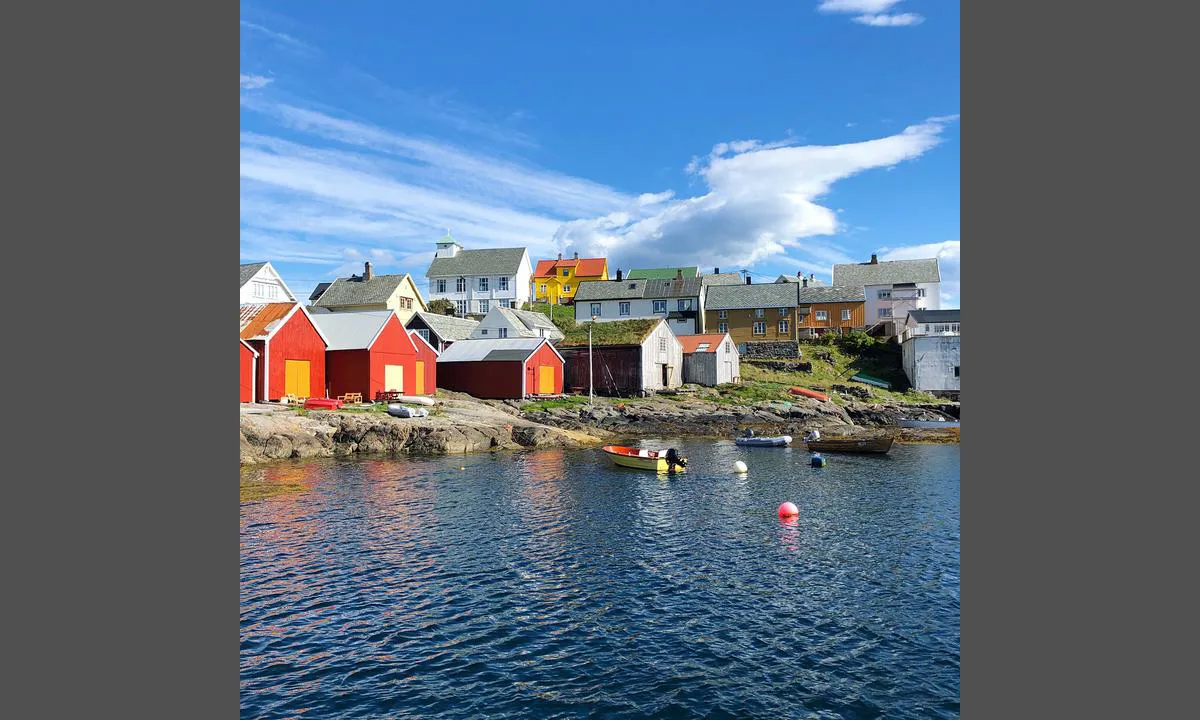 Nordre Bjørnsund er et vakkert fraflyttet fiskevær syd i Hustadvika. Husene benyttes i dag som ferieboliger av øyas etterkommere, og det meste av bygningsmassen er godt vedlikeholdt.