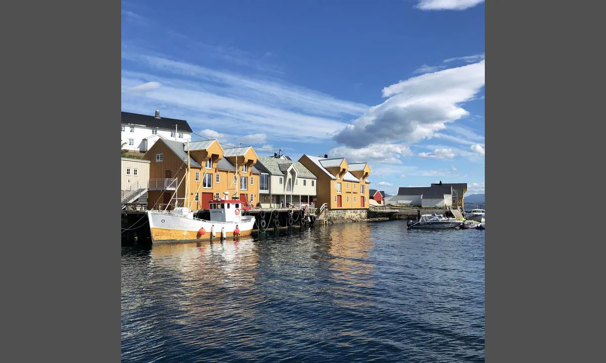 Nordre Bjørnsund: De gamle bryggene til væreier Hans Tande er i dag en del av Bjørnsund Leirskole.