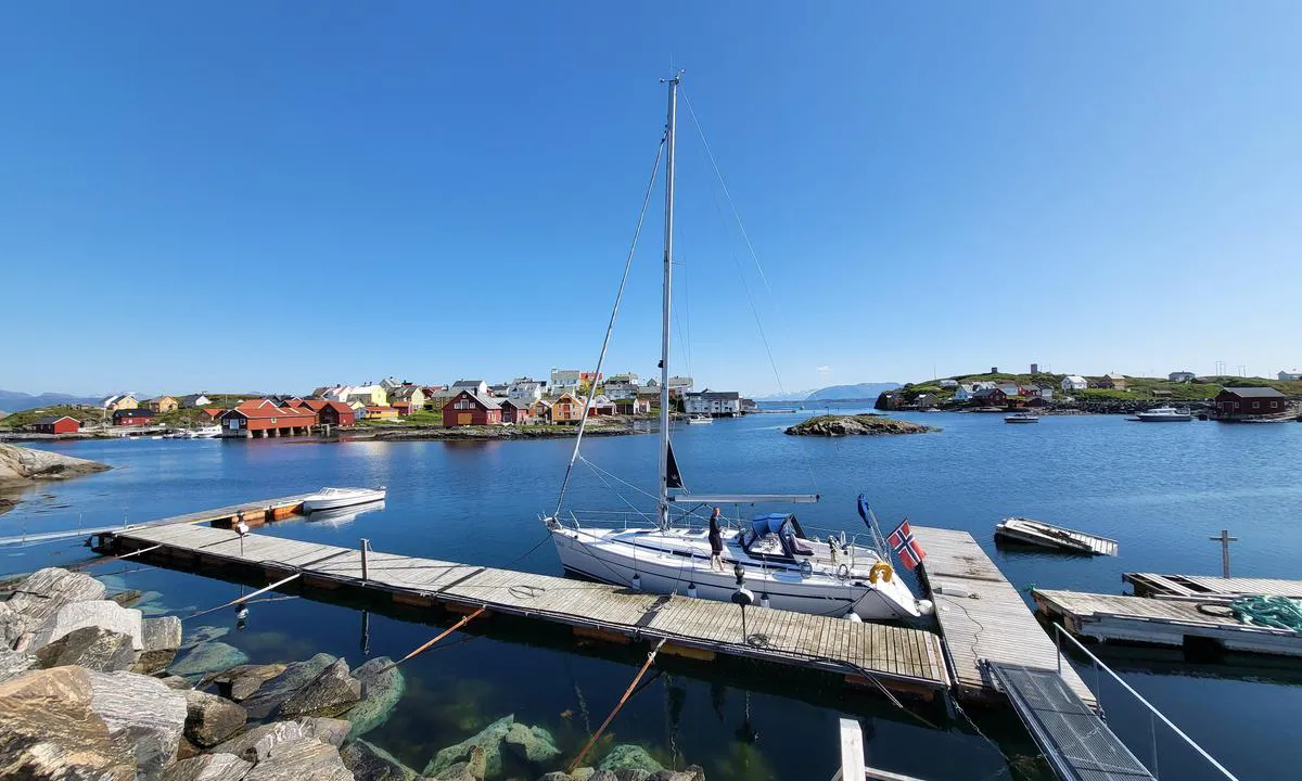 Gjestebrygge Nordre Bjørnsund. I bakkgrunn ser du innseilingen. Hold til venstre av holmen midt i bildet (sett fra denne siden).