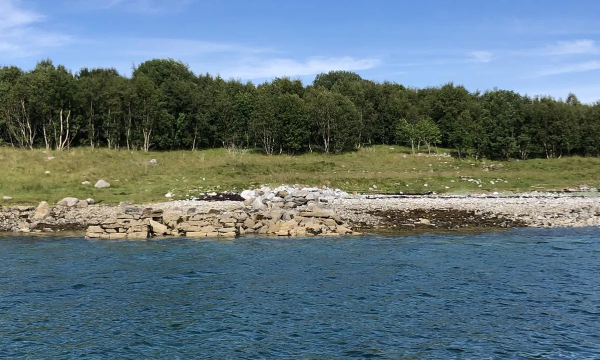 Nordre sørøyholmen: Rester av fundament til en gammel brygge.