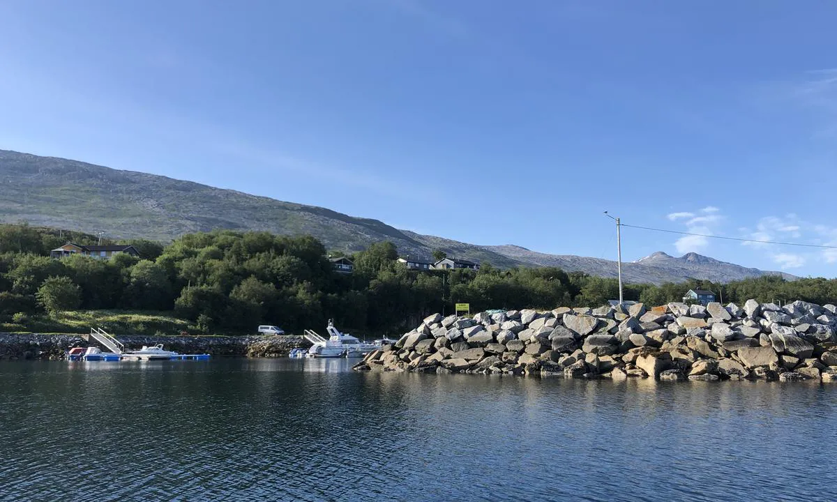 Gjestebrygga til Nordvika Båthavn ligger godt beskyttet bak en solid steinmolo