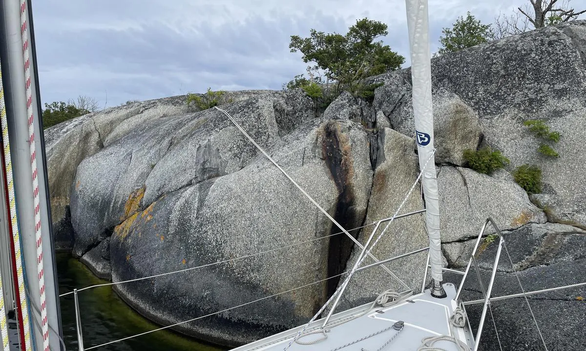 Norrpada - Storskär - Blidö: {"base": "en", "no": "Mange av krokene er kun synlige fra land.", "se": "M\u00e5nga av krokarna syns bara fr\u00e5n land.", "en": "Many of the hooks are only seen from land.", "da": "Mange af krogene ses kun fra land.", "fr": "Beaucoup des crochets ne sont visibles que depuis la terre.", "de": "Viele der Haken sind nur vom Land aus sichtbar.", "es": "Muchos de los anzuelos solo se ven desde la tierra.", "it": "Molti degli ancoraggi sono visibili solo dalla terraferma.", "pt": "Muitos dos ganchos s\u00e3o vistos apenas da terra.", "nl": "Veel van de haken zijn alleen vanaf het land te zien.", "pl": "Wiele hak\u00f3w widocznych jest tylko z l\u0105du.", "uk": "\u0411\u0430\u0433\u0430\u0442\u043e \u0433\u0430\u043a\u0456\u0432 \u0432\u0438\u0434\u043d\u043e \u043b\u0438\u0448\u0435 \u0437 \u0431\u0435\u0440\u0435\u0433\u0430.", "ro": "Multe dintre c\u00e2rlige sunt vizibile doar de pe uscat.", "tr": "Bir\u00e7ok kanca sadece karadan g\u00f6r\u00fclebilir.", "el": "\u03a0\u03bf\u03bb\u03bb\u03ac \u03b1\u03c0\u03cc \u03c4\u03b1 \u03b1\u03b3\u03ba\u03af\u03c3\u03c4\u03c1\u03b9\u03b1 \u03c6\u03b1\u03af\u03bd\u03bf\u03bd\u03c4\u03b1\u03b9 \u03bc\u03cc\u03bd\u03bf \u03b1\u03c0\u03cc \u03c4\u03b7 \u03c3\u03c4\u03b5\u03c1\u03b9\u03ac.", "cs": "Mnoh\u00e9 z h\u00e1\u010dk\u016f jsou vid\u011bt pouze ze zem\u011b.", "hu": "Sok horgonyz\u00f3hely csak a sz\u00e1razf\u00f6ldr\u0151l l\u00e1that\u00f3.", "fi": "Monet koukut n\u00e4kyv\u00e4t vain maalta k\u00e4sin.", "bg": "\u041c\u043d\u043e\u0433\u043e \u043e\u0442 \u043a\u0443\u043a\u0438\u0442\u0435 \u0441\u0435 \u0432\u0438\u0436\u0434\u0430\u0442 \u0441\u0430\u043c\u043e \u043e\u0442 \u0441\u0443\u0448\u0430\u0442\u0430.", "sr": "Mnoga od sidri\u0161ta su vidljiva samo sa kopna.", "et": "Paljud konksud on n\u00e4htavad ainult maalt.", "lv": "Daudzi \u0101\u0137i ir redzami tikai no sauszemes.", "lt": "Dauguma kabli\u0173 matomi tik nuo kranto."}