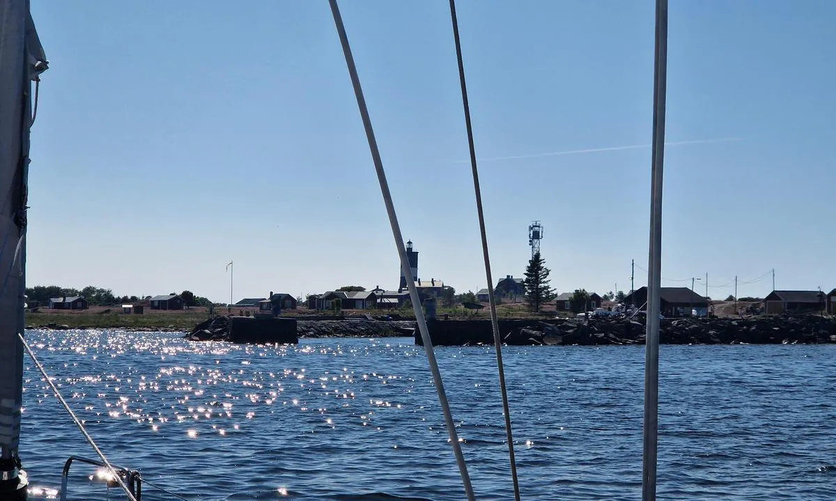 Norrskär - Vasa: {"base": "en", "no": "Inngangen er smal, men kanalen er godt merket.", "se": "Inloppet \u00e4r smalt men kanalen \u00e4r v\u00e4l utm\u00e4rkt.", "en": "The entrance is narrow but the channel is well marked.", "da": "Indgangen er smal, men kanalen er godt afm\u00e6rket.", "fr": "L'entr\u00e9e est \u00e9troite mais le chenal est bien balis\u00e9.", "de": "Die Einfahrt ist schmal, aber der Kanal ist gut markiert.", "es": "La entrada es estrecha pero el canal est\u00e1 bien se\u00f1alizado.", "it": "L'ingresso \u00e8 stretto ma il canale \u00e8 ben segnalato.", "pt": "A entrada \u00e9 estreita, mas o canal est\u00e1 bem sinalizado.", "nl": "De ingang is smal, maar het kanaal is goed gemarkeerd.", "pl": "Wej\u015bcie jest w\u0105skie, ale tor wodny jest dobrze oznakowany.", "uk": "\u0412\u0445\u0456\u0434 \u0432\u0443\u0437\u044c\u043a\u0438\u0439, \u0430\u043b\u0435 \u043a\u0430\u043d\u0430\u043b \u0434\u043e\u0431\u0440\u0435 \u043f\u043e\u0437\u043d\u0430\u0447\u0435\u043d\u0438\u0439.", "ro": "Intrarea este \u00eengust\u0103, dar canalul este bine marcat.", "tr": "Giri\u015f dar fakat kanal iyi i\u015faretlenmi\u015f.", "el": "\u0397 \u03b5\u03af\u03c3\u03bf\u03b4\u03bf\u03c2 \u03b5\u03af\u03bd\u03b1\u03b9 \u03c3\u03c4\u03b5\u03bd\u03ae \u03b1\u03bb\u03bb\u03ac \u03c4\u03bf \u03ba\u03b1\u03bd\u03ac\u03bb\u03b9 \u03b5\u03af\u03bd\u03b1\u03b9 \u03ba\u03b1\u03bb\u03ac \u03c3\u03b7\u03bc\u03b1\u03c4\u03bf\u03b4\u03bf\u03c4\u03b7\u03bc\u03ad\u03bd\u03bf.", "cs": "Vjezd je \u00fazk\u00fd, ale kan\u00e1l je dob\u0159e ozna\u010den.", "hu": "A bej\u00e1rat sz\u0171k, de a csatorna j\u00f3l jel\u00f6lt.", "fi": "Sis\u00e4\u00e4nk\u00e4ynti on kapea, mutta v\u00e4yl\u00e4 on hyvin merkitty.", "bg": "\u0412\u0445\u043e\u0434\u044a\u0442 \u0435 \u0442\u0435\u0441\u0435\u043d, \u043d\u043e \u043a\u0430\u043d\u0430\u043b\u044a\u0442 \u0435 \u0434\u043e\u0431\u0440\u0435 \u043c\u0430\u0440\u043a\u0438\u0440\u0430\u043d.", "sr": "Ulaz je uzak, ali je kanal dobro obele\u017een.", "et": "Sisses\u00f5it on kitsas, kuid kanal on h\u00e4sti t\u00e4histatud.", "lv": "Ieeja ir \u0161aura, bet ku\u0123u ce\u013c\u0161 ir labi mar\u0137\u0113ts.", "lt": "\u012eplaukimas siauras, ta\u010diau kanalas gerai pa\u017eym\u0117tas."}
