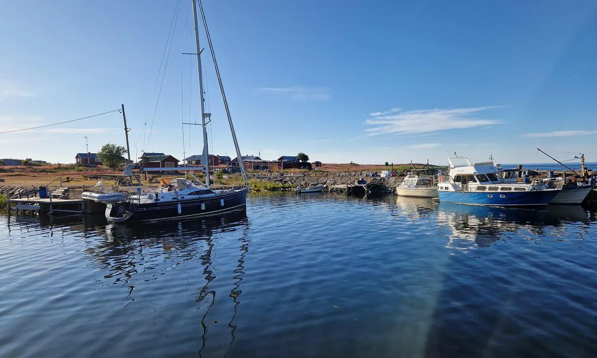 Norrskär - Vasa: {"base": "en", "no": "Havnen er liten, men tilbyr 2m dybde p\u00e5 de fleste steder.", "se": "Hamn \u00e4r liten men erbjuder 2m djup p\u00e5 de flesta st\u00e4llen.", "en": "The harbour is small but offers 2m depth in most places.", "da": "Havnen er lille, men tilbyder 2m dybde de fleste steder.", "fr": "Le port est petit mais offre une profondeur de 2m dans la plupart des endroits.", "de": "Der Hafen ist klein, bietet jedoch an den meisten Stellen eine Tiefe von 2m.", "es": "El puerto es peque\u00f1o pero ofrece una profundidad de 2m en la mayor\u00eda de los lugares.", "it": "Il porto \u00e8 piccolo ma offre una profondit\u00e0 di 2m nella maggior parte dei punti.", "pt": "O porto \u00e9 pequeno, mas oferece 2m de profundidade na maioria dos lugares.", "nl": "De haven is klein maar biedt een diepte van 2m op de meeste plaatsen.", "pl": "Port jest ma\u0142y, ale oferuje 2-metrow\u0105 g\u0142\u0119boko\u015b\u0107 w wi\u0119kszo\u015bci miejsc.", "uk": "\u0413\u0430\u0432\u0430\u043d\u044c \u043c\u0430\u043b\u0435\u043d\u044c\u043a\u0430, \u0430\u043b\u0435 \u043f\u0440\u043e\u043f\u043e\u043d\u0443\u0454 \u0433\u043b\u0438\u0431\u0438\u043d\u0443 2\u043c \u0443 \u0431\u0456\u043b\u044c\u0448\u043e\u0441\u0442\u0456 \u043c\u0456\u0441\u0446\u044c.", "ro": "Portul este mic, dar ofer\u0103 o ad\u00e2ncime de 2m \u00een majoritatea locurilor.", "tr": "Liman k\u00fc\u00e7\u00fck ama \u00e7o\u011fu yerde 2m derinlik sunmaktad\u0131r.", "el": "\u03a4\u03bf \u03bb\u03b9\u03bc\u03ac\u03bd\u03b9 \u03b5\u03af\u03bd\u03b1\u03b9 \u03bc\u03b9\u03ba\u03c1\u03cc \u03b1\u03bb\u03bb\u03ac \u03c0\u03c1\u03bf\u03c3\u03c6\u03ad\u03c1\u03b5\u03b9 \u03b2\u03ac\u03b8\u03bf\u03c2 2 \u03bc\u03ad\u03c4\u03c1\u03c9\u03bd \u03c3\u03c4\u03b9\u03c2 \u03c0\u03b5\u03c1\u03b9\u03c3\u03c3\u03cc\u03c4\u03b5\u03c1\u03b5\u03c2 \u03c0\u03b5\u03c1\u03b9\u03bf\u03c7\u03ad\u03c2.", "cs": "P\u0159\u00edstav je mal\u00fd, ale nab\u00edz\u00ed hloubku 2 m na v\u011bt\u0161in\u011b m\u00edst.", "hu": "A kik\u00f6t\u0151 kicsi, de a legt\u00f6bb helyen 2m m\u00e9lys\u00e9get k\u00edn\u00e1l.", "fi": "Satama on pieni, mutta tarjoaa useimmissa paikoissa 2 metrin syvyyden.", "bg": "\u041f\u0440\u0438\u0441\u0442\u0430\u043d\u0438\u0449\u0435\u0442\u043e \u0435 \u043c\u0430\u043b\u043a\u043e, \u043d\u043e \u043f\u0440\u0435\u0434\u043b\u0430\u0433\u0430 2\u043c \u0434\u044a\u043b\u0431\u043e\u0447\u0438\u043d\u0430 \u043d\u0430 \u043f\u043e\u0432\u0435\u0447\u0435\u0442\u043e \u043c\u0435\u0441\u0442\u0430.", "sr": "Luka je mala, ali nudi dubinu od 2 metra na ve\u0107ini mesta.", "et": "Sadam on v\u00e4ike, kuid s\u00fcgavus on enamikus kohtades 2 m.", "lv": "Osta ir maza, bet liel\u0101kaj\u0101 da\u013c\u0101 vietu nodro\u0161ina 2m dzi\u013cumu.", "lt": "Uostas yra ma\u017eas, bet daugumoje viet\u0173 gylis siekia 2 metrus."}