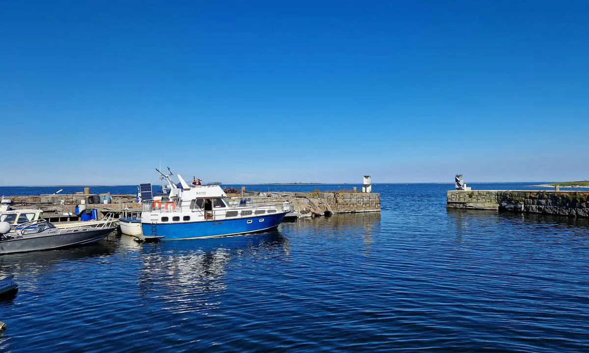 Norrskär - Vasa: {"base": "en", "no": "Den nordlige kaien brukes for det meste av lokale fiskere.", "se": "Den norra kajen anv\u00e4nds mest av lokala fiskare.", "en": "The northern quay is mostly used by local fisher men.", "da": "Den nordlige kaj bruges mest af lokale fiskere.", "fr": "Le quai nord est principalement utilis\u00e9 par les p\u00eacheurs locaux.", "de": "Der n\u00f6rdliche Kai wird meistens von einheimischen Fischern genutzt.", "es": "El muelle norte es utilizado principalmente por pescadores locales.", "it": "La banchina settentrionale \u00e8 utilizzata principalmente dai pescatori locali.", "pt": "O cais norte \u00e9 usado principalmente pelos pescadores locais.", "nl": "De noordelijke kade wordt voornamelijk gebruikt door lokale vissers.", "pl": "P\u00f3\u0142nocny nabrze\u017ce jest g\u0142\u00f3wnie u\u017cywane przez lokalnych rybak\u00f3w.", "uk": "\u041f\u0456\u0432\u043d\u0456\u0447\u043d\u0430 \u043d\u0430\u0431\u0435\u0440\u0435\u0436\u043d\u0430 \u0437\u0434\u0435\u0431\u0456\u043b\u044c\u0448\u043e\u0433\u043e \u0432\u0438\u043a\u043e\u0440\u0438\u0441\u0442\u043e\u0432\u0443\u0454\u0442\u044c\u0441\u044f \u043c\u0456\u0441\u0446\u0435\u0432\u0438\u043c\u0438 \u0440\u0438\u0431\u0430\u043b\u043a\u0430\u043c\u0438.", "ro": "Cheiul de nord este folosit \u00een principal de pescarii locali.", "tr": "Kuzey iskelesi \u00e7o\u011funlukla yerel bal\u0131k\u00e7\u0131lar taraf\u0131ndan kullan\u0131l\u0131r.", "el": "\u0397 \u03b2\u03cc\u03c1\u03b5\u03b9\u03b1 \u03b1\u03c0\u03bf\u03b2\u03ac\u03b8\u03c1\u03b1 \u03c7\u03c1\u03b7\u03c3\u03b9\u03bc\u03bf\u03c0\u03bf\u03b9\u03b5\u03af\u03c4\u03b1\u03b9 \u03ba\u03c5\u03c1\u03af\u03c9\u03c2 \u03b1\u03c0\u03cc \u03c4\u03bf\u03c5\u03c2 \u03bd\u03c4\u03cc\u03c0\u03b9\u03bf\u03c5\u03c2 \u03c8\u03b1\u03c1\u03ac\u03b4\u03b5\u03c2.", "cs": "Severn\u00ed molo je v\u011bt\u0161inou vyu\u017e\u00edv\u00e1no m\u00edstn\u00edmi ryb\u00e1\u0159i.", "hu": "Az \u00e9szaki rakpartot f\u0151leg helyi hal\u00e1szok haszn\u00e1lj\u00e1k.", "fi": "Pohjoinen laituri on p\u00e4\u00e4asiassa paikallisten kalastajien k\u00e4yt\u00f6ss\u00e4.", "bg": "\u0421\u0435\u0432\u0435\u0440\u043d\u0438\u044f\u0442 \u043a\u0435\u0439 \u0441\u0435 \u0438\u0437\u043f\u043e\u043b\u0437\u0432\u0430 \u043f\u0440\u0435\u0434\u0438\u043c\u043d\u043e \u043e\u0442 \u043c\u0435\u0441\u0442\u043d\u0438\u0442\u0435 \u0440\u0438\u0431\u0430\u0440\u0438.", "sr": "Severni kej uglavnom koriste lokalni ribari.", "et": "P\u00f5hjakaid on peamiselt kohalike kalurite kasutuses.", "lv": "Zieme\u013cu piest\u0101tni p\u0101rsvar\u0101 izmanto viet\u0113jie zvejnieki.", "lt": "\u0160iaurinis krantin\u0117 da\u017eniausiai naudojama vietini\u0173 \u017evej\u0173."}