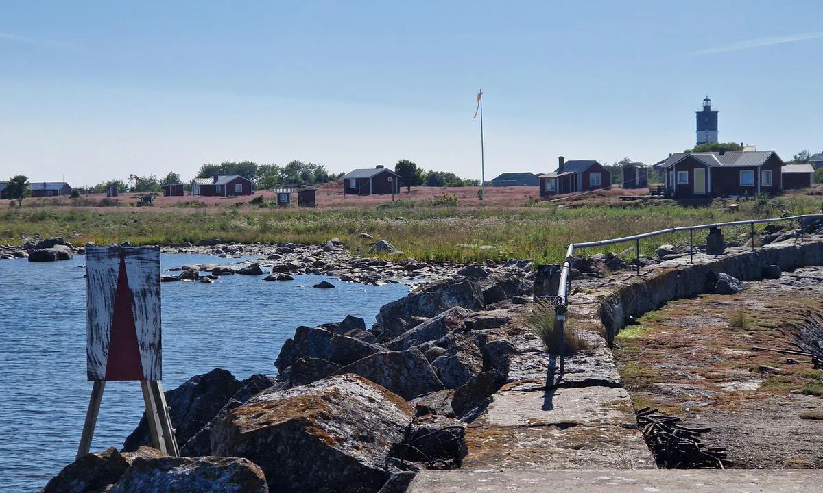 Norrskär - Vasa: {"base": "en", "no": "Den siste linjeringen er ikke lett \u00e5 oppdage da den har mistet mesteparten av det hvite. Den f\u00f8rste, som er mer kritisk, er veldig synlig.", "se": "Den sista linjen \u00e4r sv\u00e5r att se d\u00e5 den har f\u00f6rlorat det mesta av sin vita f\u00e4rg. Den f\u00f6rsta som \u00e4r viktigare \u00e4r mycket synlig.", "en": "The last alignment is not easy to spot as it has lost most of its white.\r\nThe first one that is more critical is very visible.", "da": "Den sidste sigtelinie er ikke let at f\u00e5 \u00f8je p\u00e5, da den har mistet det meste af sin hvidhed.<br>Den f\u00f8rste, som er mere kritisk, er meget synlig.", "fr": "Le dernier alignement n'est pas facile \u00e0 rep\u00e9rer car il a perdu la plupart de son blanc.<br>Le premier qui est plus critique est tr\u00e8s visible.", "de": "Die letzte Markierung ist nicht leicht zu erkennen, da sie den gr\u00f6\u00dften Teil ihres Wei\u00dfen verloren hat. Die erste, die kritischer ist, ist sehr sichtbar.", "es": "El \u00faltimo alineamiento no es f\u00e1cil de detectar ya que ha perdido la mayor parte de su blanco.<br/>El primero, que es m\u00e1s cr\u00edtico, es muy visible.", "it": "L'ultimo allineamento non \u00e8 facile da individuare poich\u00e9 ha perso la maggior parte del suo bianco. Il primo, che \u00e8 pi\u00f9 critico, \u00e8 molto visibile.", "pt": "O \u00faltimo alinhamento n\u00e3o \u00e9 f\u00e1cil de identificar, pois perdeu a maior parte do seu branco. <br> O primeiro, que \u00e9 mais cr\u00edtico, \u00e9 muito vis\u00edvel.", "nl": "De laatste uitlijning is moeilijk te zien omdat het meeste van zijn wit is verdwenen.<br>De eerste die kritischer is, is zeer zichtbaar.", "pl": "Ostatnie wyr\u00f3wnanie nie jest \u0142atwe do zauwa\u017cenia, poniewa\u017c straci\u0142o wi\u0119kszo\u015b\u0107 swojego bia\u0142ego koloru. Pierwsze, kt\u00f3re jest wa\u017cniejsze, jest bardzo widoczne.", "uk": "\u041e\u0441\u0442\u0430\u043d\u043d\u0454 \u0432\u0438\u0440\u0456\u0432\u043d\u044e\u0432\u0430\u043d\u043d\u044f \u043d\u0435 \u043b\u0435\u0433\u043a\u043e \u043f\u043e\u043c\u0456\u0442\u0438\u0442\u0438, \u043e\u0441\u043a\u0456\u043b\u044c\u043a\u0438 \u0432\u043e\u043d\u043e \u0432\u0442\u0440\u0430\u0442\u0438\u043b\u043e \u0431\u0456\u043b\u044c\u0448\u0443 \u0447\u0430\u0441\u0442\u0438\u043d\u0443 \u0441\u0432\u043e\u0433\u043e \u0431\u0456\u043b\u043e\u0433\u043e \u043a\u043e\u043b\u044c\u043e\u0440\u0443.\n\u041f\u0435\u0440\u0448\u0435, \u044f\u043a\u0435 \u0454 \u0431\u0456\u043b\u044c\u0448 \u043a\u0440\u0438\u0442\u0438\u0447\u043d\u0438\u043c, \u0434\u0443\u0436\u0435 \u0434\u043e\u0431\u0440\u0435 \u0432\u0438\u0434\u043d\u043e.", "ro": "Ultima aliniere este dificil de observat deoarece a pierdut cea mai mare parte din vopseaua alb\u0103.<br>Prima, care este mai critic\u0103, este foarte vizibil\u0103.", "tr": "Son hizalama pek belli de\u011fil \u00e7\u00fcnk\u00fc beyazl\u0131\u011f\u0131n\u0131n \u00e7o\u011funu kaybetmi\u015f. Daha kritik olan ilk hizalama ise \u00e7ok belirgin.", "el": "\u0397 \u03c4\u03b5\u03bb\u03b5\u03c5\u03c4\u03b1\u03af\u03b1 \u03b3\u03c1\u03b1\u03bc\u03bc\u03ae \u03b5\u03c5\u03b8\u03c5\u03b3\u03c1\u03ac\u03bc\u03bc\u03b9\u03c3\u03b7\u03c2 \u03b4\u03b5\u03bd \u03b5\u03af\u03bd\u03b1\u03b9 \u03b5\u03cd\u03ba\u03bf\u03bb\u03bf \u03bd\u03b1 \u03b5\u03bd\u03c4\u03bf\u03c0\u03b9\u03c3\u03c4\u03b5\u03af \u03ba\u03b1\u03b8\u03ce\u03c2 \u03ad\u03c7\u03b5\u03b9 \u03c7\u03ac\u03c3\u03b5\u03b9 \u03c4\u03bf \u03bc\u03b5\u03b3\u03b1\u03bb\u03cd\u03c4\u03b5\u03c1\u03bf \u03bc\u03ad\u03c1\u03bf\u03c2 \u03c4\u03bf\u03c5 \u03bb\u03b5\u03c5\u03ba\u03bf\u03cd \u03c4\u03b7\u03c2. \u0397 \u03c0\u03c1\u03ce\u03c4\u03b7 \u03cc\u03bc\u03c9\u03c2, \u03c0\u03bf\u03c5 \u03b5\u03af\u03bd\u03b1\u03b9 \u03c0\u03b9\u03bf \u03ba\u03c1\u03af\u03c3\u03b9\u03bc\u03b7, \u03b5\u03af\u03bd\u03b1\u03b9 \u03c0\u03bf\u03bb\u03cd \u03bf\u03c1\u03b1\u03c4\u03ae.", "cs": "Posledn\u00ed zarovn\u00e1n\u00ed nen\u00ed snadn\u00e9 rozpoznat, proto\u017ee ztratilo v\u011bt\u0161inu sv\u00e9 b\u00edl\u00e9 barvy. Prvn\u00ed zarovn\u00e1n\u00ed, kter\u00e9 je d\u016fle\u017eit\u011bj\u0161\u00ed, je velmi viditeln\u00e9.", "hu": "Az utols\u00f3 igaz\u00edt\u00e1s nem k\u00f6nny\u0171 \u00e9szrevenni, mivel elvesztette a feh\u00e9r sz\u00edn\u00e9nek nagy r\u00e9sz\u00e9t. Az els\u0151, amely kritikusabb, nagyon j\u00f3l l\u00e1that\u00f3.", "fi": "Viimeist\u00e4 linjaa on vaikea erottaa, sill\u00e4 sen valkoinen v\u00e4ri on kulunut pois.<br/>Ensimm\u00e4inen linja, joka on kriittisempi, on eritt\u00e4in n\u00e4kyv\u00e4.", "bg": "\u041f\u043e\u0441\u043b\u0435\u0434\u043d\u043e\u0442\u043e \u043d\u0430\u0441\u043e\u0447\u0432\u0430\u043d\u0435 \u043d\u0435 \u0435 \u043b\u0435\u0441\u043d\u043e \u0437\u0430 \u0437\u0430\u0431\u0435\u043b\u044f\u0437\u0432\u0430\u043d\u0435, \u0442\u044a\u0439 \u043a\u0430\u0442\u043e \u0435 \u0437\u0430\u0433\u0443\u0431\u0438\u043b\u043e \u043f\u043e-\u0433\u043e\u043b\u044f\u043c\u0430\u0442\u0430 \u0447\u0430\u0441\u0442 \u043e\u0442 \u0441\u0432\u043e\u044f\u0442\u0430 \u0431\u044f\u043b\u043e\u0441\u0442.<br>\u041f\u044a\u0440\u0432\u043e\u0442\u043e, \u043a\u043e\u0435\u0442\u043e \u0435 \u043f\u043e-\u043a\u0440\u0438\u0442\u0438\u0447\u043d\u043e, \u0435 \u043c\u043d\u043e\u0433\u043e \u0432\u0438\u0434\u0438\u043c\u043e.", "sr": "Poslednje poravnanje nije lako uo\u010diti jer je izgubilo ve\u0107inu svoje bele boje. Prvo, koje je kriti\u010dnije, je vrlo vidljivo.", "et": "Viimane joondus ei ole kerge m\u00e4rgata, kuna see on kaotanud enamiku oma valgest v\u00e4rvist. Esimene, mis on kriitilisem, on v\u00e4ga h\u00e4sti n\u00e4htav.", "lv": "P\u0113d\u0113jo izl\u012bdzin\u0101jumu nav viegli paman\u012bt, jo tas ir zaud\u0113jis liel\u0101ko da\u013cu no savas balt\u0101s kr\u0101sas.<br/>Pirmais, kas ir kritisk\u0101ks, ir \u013coti redzams.", "lt": "Paskutin\u012f derinim\u0105 sunku pasteb\u0117ti, nes jis prarado did\u017ei\u0105j\u0105 dal\u012f savo baltumo. Pirmasis, kuris yra svarbesnis, yra labai matomas."}