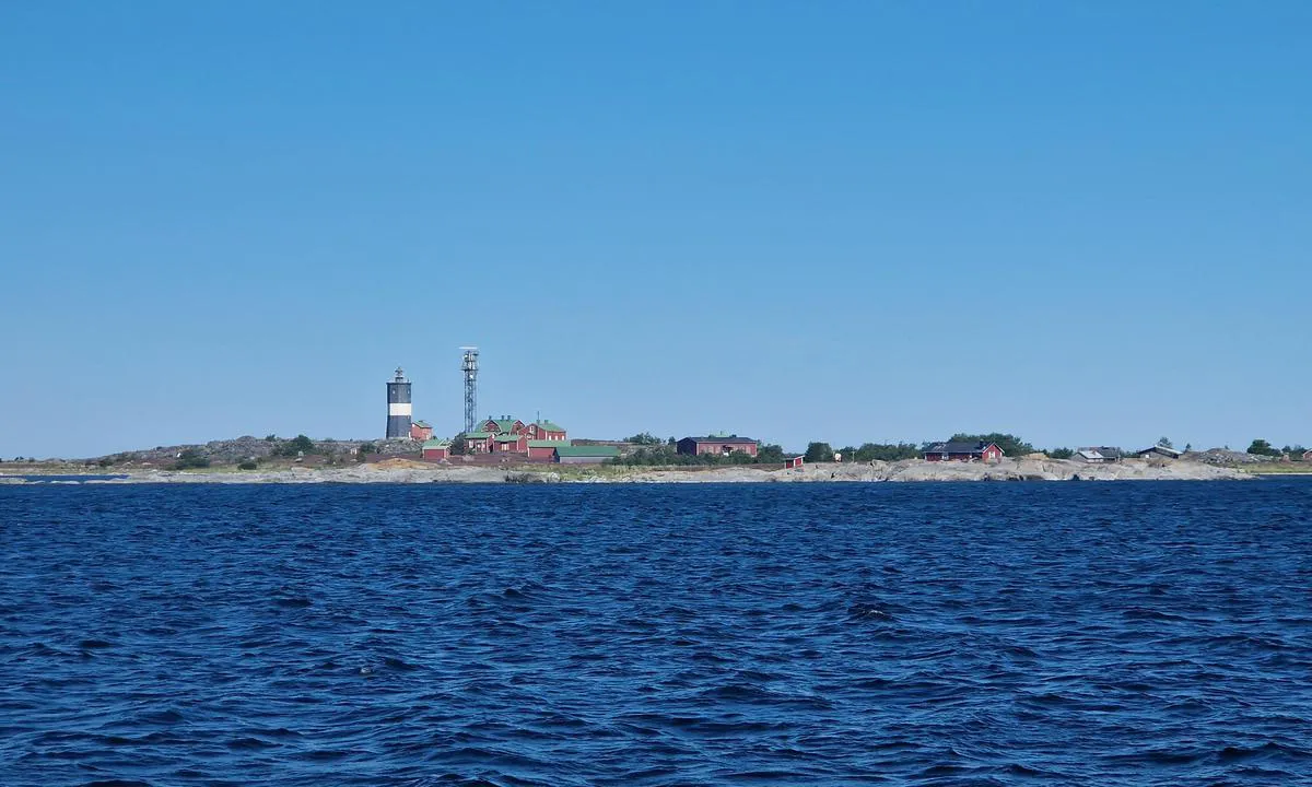 Norrskär - Vasa: {"base": "en", "no": "\u00d8ya sett fra s\u00f8rsiden.", "se": "\u00d6n sedd fr\u00e5n s\u00f6dra sidan.", "en": "The Island viewed from the south side.", "da": "\u00d8en set fra sydsiden.", "fr": "L'\u00eele vue du c\u00f4t\u00e9 sud.", "de": "Die Insel, von der S\u00fcdseite aus gesehen.", "es": "La Isla vista desde el lado sur.", "it": "L'Isola vista dal lato sud.", "pt": "A Ilha vista do lado sul.", "nl": "Het eiland gezien vanaf de zuidkant.", "pl": "Wyspa widziana od strony po\u0142udniowej.", "uk": "\u041e\u0441\u0442\u0440\u0456\u0432, \u0432\u0438\u0434\u0430\u043d\u0438\u0439 \u0437 \u043f\u0456\u0432\u0434\u0435\u043d\u043d\u043e\u0457 \u0441\u0442\u043e\u0440\u043e\u043d\u0438.", "ro": "Insula v\u0103zut\u0103 din partea de sud.", "tr": "Ada g\u00fcney taraf\u0131ndan g\u00f6r\u00fcld\u00fc.", "el": "\u03a4\u03bf \u03bd\u03b7\u03c3\u03af \u03cc\u03c0\u03c9\u03c2 \u03c6\u03b1\u03af\u03bd\u03b5\u03c4\u03b1\u03b9 \u03b1\u03c0\u03cc \u03c4\u03b7 \u03bd\u03cc\u03c4\u03b9\u03b1 \u03c0\u03bb\u03b5\u03c5\u03c1\u03ac.", "cs": "Ostrov s\u00a0pohledem z\u00a0ji\u017en\u00ed strany.", "hu": "A sziget d\u00e9li oldalr\u00f3l n\u00e9zve.", "fi": "Saari n\u00e4htyn\u00e4 etel\u00e4puolelta.", "bg": "\u041e\u0441\u0442\u0440\u043e\u0432\u044a\u0442, \u0433\u043b\u0435\u0434\u0430\u043d \u043e\u0442 \u044e\u0436\u043d\u0430\u0442\u0430 \u0441\u0442\u0440\u0430\u043d\u0430.", "sr": "Ostrvo vi\u0111eno sa ju\u017ene strane.", "et": "Saar vaadatuna l\u00f5unapoolsest k\u00fcljest.", "lv": "Sala skat\u012bta no dienvidu puses.", "lt": "Sala matoma i\u0161 pietin\u0117s pus\u0117s."}