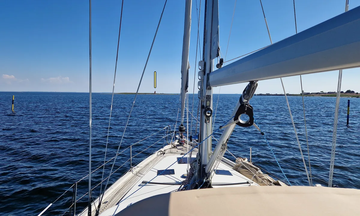 Norrskär - Vasa: The northen and the south access fairways are well marked with 2.2m depth.
The Northern fairway alignment are easy to spot and follow (see yellow line on photo).
The Eastern passage only offers 1.5m.