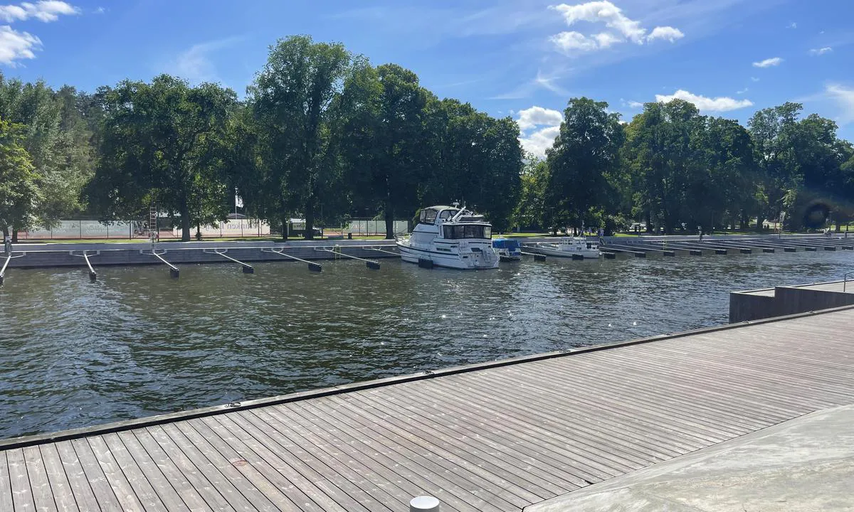 Norrtälje Gästhamn: {"base": "en", "no": "Bak broen er det en helt ny marina. Det er verdt \u00e5 be om bro\u00e5pning.", "se": "Bakom bron finns en helt ny marina. Det \u00e4r v\u00e4rt att beg\u00e4ra bro\u00f6ppning.", "en": "Behind the bridge is a brand new Marina. It\u2019s worth to request for bridge opening.", "da": "Bag broen ligger en helt ny marina. Det er v\u00e6rd at anmode om bro\u00e5bning.", "fr": "Derri\u00e8re le pont se trouve une toute nouvelle marina. Cela vaut la peine de demander l'ouverture du pont.", "de": "Hinter der Br\u00fccke befindet sich eine brandneue Marina. Es lohnt sich, eine Br\u00fccken\u00f6ffnung anzufordern.", "es": "Detr\u00e1s del puente hay un puerto deportivo completamente nuevo. Vale la pena solicitar la apertura del puente.", "it": "Dietro il ponte c'\u00e8 un nuovo Marina. Vale la pena richiedere l'apertura del ponte.", "pt": "Atr\u00e1s da ponte h\u00e1 uma Marina nova em folha. Vale a pena solicitar a abertura da ponte.", "nl": "Achter de brug ligt een splinternieuwe jachthaven. Het is de moeite waard om een brugopening aan te vragen.", "pl": "Za mostem znajduje si\u0119 nowa przysta\u0144. Warto poprosi\u0107 o otwarcie mostu.", "uk": "\u0417\u0430 \u043c\u043e\u0441\u0442\u043e\u043c \u0437\u043d\u0430\u0445\u043e\u0434\u0438\u0442\u044c\u0441\u044f \u0430\u0431\u0441\u043e\u043b\u044e\u0442\u043d\u043e \u043d\u043e\u0432\u0430 \u043c\u0430\u0440\u0438\u043d\u0430. \u0417\u0430\u043f\u0438\u0442 \u043d\u0430 \u0432\u0456\u0434\u043a\u0440\u0438\u0442\u0442\u044f \u043c\u043e\u0441\u0442\u0430 \u0432\u0430\u0440\u0442\u043e \u0437\u0440\u043e\u0431\u0438\u0442\u0438.", "ro": "\u00cen spatele podului se afl\u0103 o Marina complet nou\u0103. Merit\u0103 s\u0103 solicita\u021bi deschiderea podului.", "tr": "K\u00f6pr\u00fcn\u00fcn arkas\u0131nda yepyeni bir Marina var. K\u00f6pr\u00fcn\u00fcn a\u00e7\u0131lmas\u0131 i\u00e7in talepte bulunmak buna de\u011fer.", "el": "\u03a0\u03af\u03c3\u03c9 \u03b1\u03c0\u03cc \u03c4\u03b7 \u03b3\u03ad\u03c6\u03c5\u03c1\u03b1 \u03b2\u03c1\u03af\u03c3\u03ba\u03b5\u03c4\u03b1\u03b9 \u03bc\u03b9\u03b1 \u03bf\u03bb\u03bf\u03ba\u03b1\u03af\u03bd\u03bf\u03c5\u03c1\u03b3\u03b9\u03b1 \u03bc\u03b1\u03c1\u03af\u03bd\u03b1. \u0391\u03be\u03af\u03b6\u03b5\u03b9 \u03bd\u03b1 \u03b6\u03b7\u03c4\u03ae\u03c3\u03b5\u03c4\u03b5 \u03c4\u03bf \u03ac\u03bd\u03bf\u03b9\u03b3\u03bc\u03b1 \u03c4\u03b7\u03c2 \u03b3\u03ad\u03c6\u03c5\u03c1\u03b1\u03c2.", "cs": "Za mostem je zcela nov\u00e1 marina. Stoj\u00ed za to po\u017e\u00e1dat o otev\u0159en\u00ed mostu.", "hu": "A h\u00edd m\u00f6g\u00f6tt egy vadonat\u00faj kik\u00f6t\u0151 tal\u00e1lhat\u00f3. \u00c9rdemes k\u00e9rv\u00e9nyezni a h\u00edd nyit\u00e1s\u00e1t.", "fi": "Sillan takana on upouusi venesatama. Kannattaa pyyt\u00e4\u00e4 sillan avaamista.", "bg": "\u0417\u0430\u0434 \u043c\u043e\u0441\u0442\u0430 \u0438\u043c\u0430 \u0447\u0438\u0441\u0442\u043e \u043d\u043e\u0432\u043e \u044f\u0445\u0442\u0435\u043d\u043e \u043f\u0440\u0438\u0441\u0442\u0430\u043d\u0438\u0449\u0435. \u0421\u0442\u0440\u0443\u0432\u0430 \u0441\u0438 \u0434\u0430 \u043f\u043e\u0438\u0441\u043a\u0430\u0442\u0435 \u043e\u0442\u0432\u0430\u0440\u044f\u043d\u0435 \u043d\u0430 \u043c\u043e\u0441\u0442\u0430.", "sr": "Iza mosta nalazi se potpuno nova marina. Vredi tra\u017eiti otvaranje mosta.", "et": "Silla taga on uhiuus jahtsadam. Tasub sillav\u00f5imalust k\u00fcsida.", "lv": "Aiz tilta ir pavisam jauna jahtu osta. Ir v\u0113rts l\u016bgt tilta atv\u0113r\u0161anu.", "lt": "U\u017e tilto yra visi\u0161kai nauja marina. Verta pra\u0161yti tilto pak\u0117limo."}