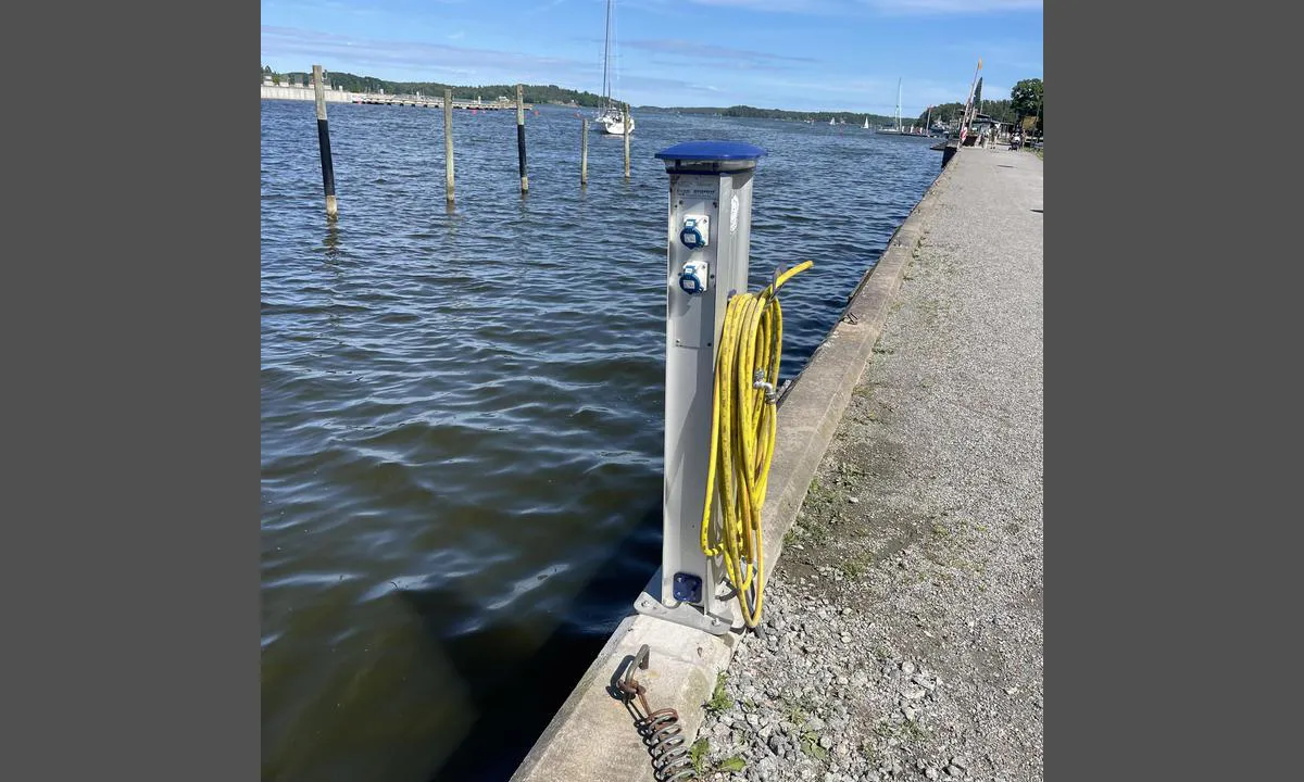 Norrtälje Gästhamn: {"base": "en", "no": "Plasser f\u00f8r broen er ikke \u00e5 anbefale. Kun 1 stolpe med 4 kontakter.", "se": "Platser f\u00f6re bron \u00e4r inte att rekommendera. Endast 1 stolpe med 4 uttag.", "en": "Places before the bridge are not to recommend. Only 1 pole with 4 plugs.", "da": "Pladser f\u00f8r broen kan ikke anbefales. Kun 1 p\u00e6l med 4 stik.", "fr": "Les places avant le pont ne sont pas recommand\u00e9es. Seulement 1 poteau avec 4 prises.", "de": "Pl\u00e4tze vor der Br\u00fccke sind nicht zu empfehlen. Nur ein Pfosten mit 4 Steckdosen.", "es": "Los lugares antes del puente no son recomendables. Solo 1 poste con 4 enchufes.", "it": "I posti prima del ponte non sono raccomandati. Solo un palo con 4 prese.", "pt": "Lugares antes da ponte n\u00e3o s\u00e3o recomendados. Apenas 1 poste com 4 tomadas.", "nl": "Plaatsen voor de brug zijn niet aan te bevelen. Slechts 1 paal met 4 stopcontacten.", "pl": "Miejsc przed mostem nie polecamy. Tylko 1 s\u0142up z 4 gniazdkami.", "uk": "\u041c\u0456\u0441\u0446\u044f \u043f\u0435\u0440\u0435\u0434 \u043c\u043e\u0441\u0442\u043e\u043c \u043d\u0435 \u0440\u0435\u043a\u043e\u043c\u0435\u043d\u0434\u0443\u044e\u0442\u044c\u0441\u044f. \u041b\u0438\u0448\u0435 1 \u0441\u0442\u043e\u0432\u043f \u0437 4 \u0440\u043e\u0437\u0435\u0442\u043a\u0430\u043c\u0438.", "ro": "Locurile \u00eenainte de pod nu sunt recomandate. Doar un st\u00e2lp cu 4 prize.", "tr": "K\u00f6pr\u00fcden \u00f6nceki yerler tavsiye edilmez. Sadece 4 fi\u015fe sahip 1 direk var.", "el": "\u03a4\u03b1 \u03c3\u03b7\u03bc\u03b5\u03af\u03b1 \u03c0\u03c1\u03b9\u03bd \u03b1\u03c0\u03cc \u03c4\u03b7 \u03b3\u03ad\u03c6\u03c5\u03c1\u03b1 \u03b4\u03b5\u03bd \u03c3\u03c5\u03bd\u03b9\u03c3\u03c4\u03ce\u03bd\u03c4\u03b1\u03b9. \u039c\u03cc\u03bd\u03bf 1 \u03c3\u03c4\u03cd\u03bb\u03bf\u03c2 \u03bc\u03b5 4 \u03c0\u03c1\u03af\u03b6\u03b5\u03c2.", "cs": "M\u00edsta p\u0159ed mostem nejsou doporu\u010dena. Pouze jeden sloup se \u010dty\u0159mi z\u00e1suvkami.", "hu": "Helyek a h\u00edd el\u0151tt nem aj\u00e1nlottak. Csak 1 oszlop van 4 csatlakoz\u00f3val.", "fi": "Paikkoja ennen siltaa ei voi suositella. Vain yksi tolppa, jossa on 4 pistoketta.", "bg": "\u041c\u0435\u0441\u0442\u0430\u0442\u0430 \u043f\u0440\u0435\u0434\u0438 \u043c\u043e\u0441\u0442\u0430 \u043d\u0435 \u0441\u0435 \u043f\u0440\u0435\u043f\u043e\u0440\u044a\u0447\u0432\u0430\u0442. \u0421\u0430\u043c\u043e \u0435\u0434\u043d\u0430 \u043a\u043e\u043b\u043e\u043d\u0430 \u0441 \u0447\u0435\u0442\u0438\u0440\u0438 \u043a\u043e\u043d\u0442\u0430\u043a\u0442\u0430.", "sr": "Mesta pre mosta se ne preporu\u010duju. Samo jedan stub sa 4 uti\u010dnice.", "et": "Kohad enne silda ei ole soovitatavad. Ainult 1 post 4 pistikuga.", "lv": "Vietas pirms tilta nav ieteicamas. Tikai 1 stabs ar 4 rozet\u0113m.", "lt": "Vietos prie\u0161 tilt\u0105 n\u0117ra rekomenduojamos. Tik vienas stulpas su keturiais lizdais."}