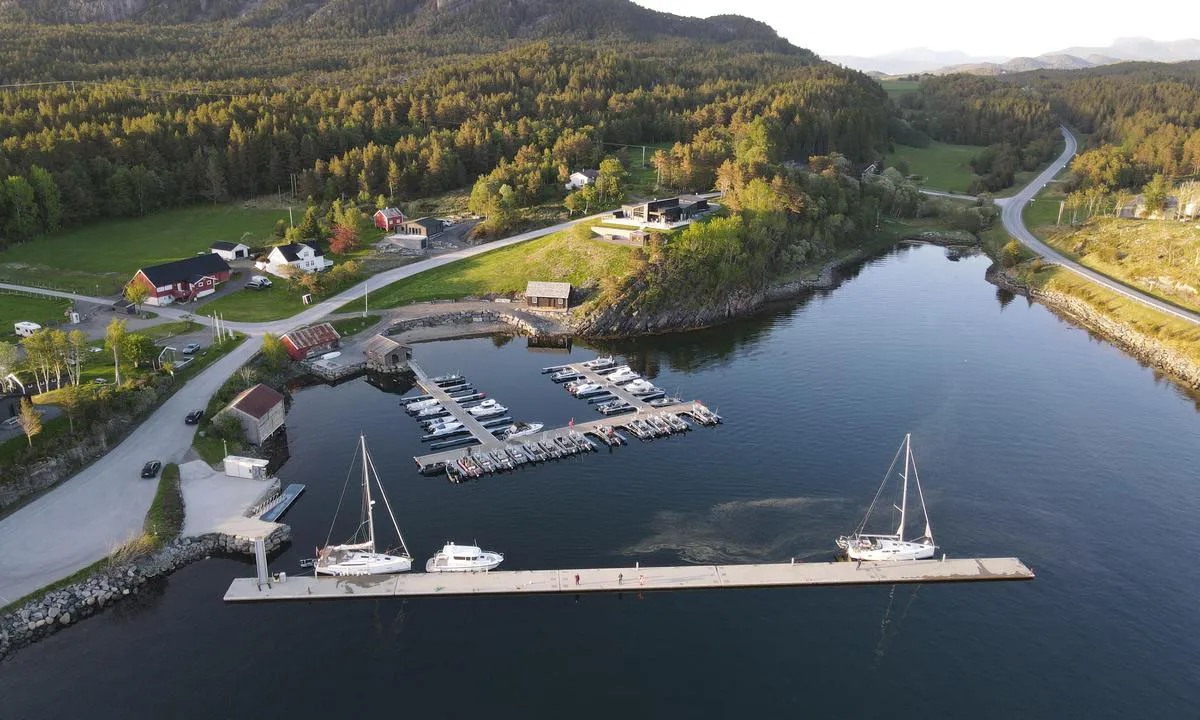 Nothaugen Fiskecamping: Gjestebrygge (flytebrygge) i front, med strøm og vann. God dybde