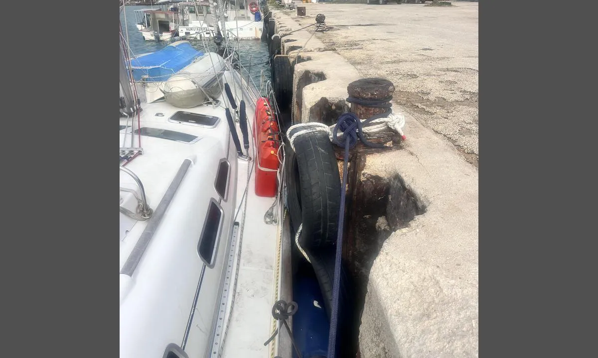 Nuku’alofa: Viser båten langs Stål/betong kai