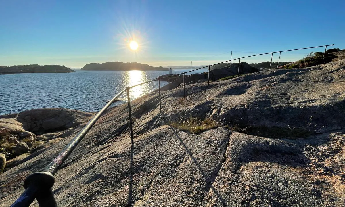 Ny-Hellesund - Olavsundet: Kveldsol på vei til Verftet.