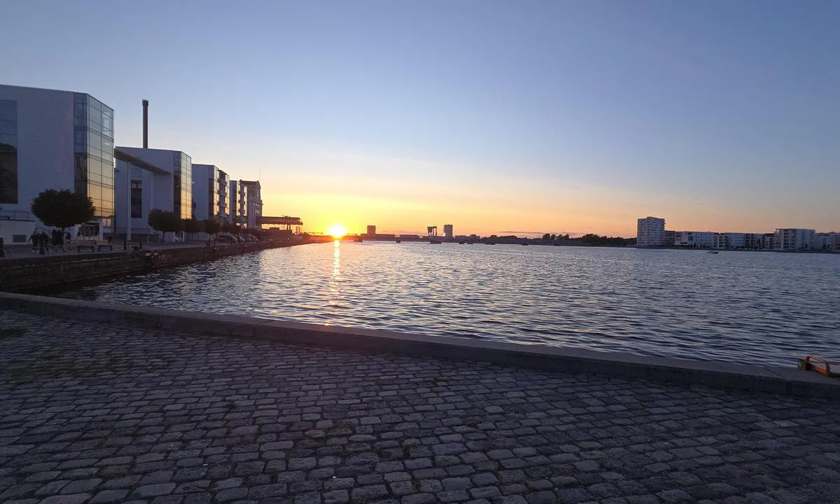 Obels kanal: {"base": "no", "no": "Utsikt vestover med jernbanebroen.", "se": "Utsikt v\u00e4sterut med j\u00e4rnv\u00e4gsbron.", "en": "View westwards with the railway bridge.", "da": "Udsigt vestover med jernbanebroen.", "fr": "Vue vers l'ouest avec le pont ferroviaire.", "de": "Blick nach Westen mit der Eisenbahnbr\u00fccke.", "es": "Vista hacia el oeste con el puente ferroviario.", "it": "Vista verso ovest con il ponte ferroviario.", "pt": "Vista para o oeste com a ponte ferrovi\u00e1ria.", "nl": "Uitzicht westwaarts met de spoorwegbrug.", "pl": "Widok na zach\u00f3d z mostem kolejowym.", "uk": "\u0412\u0438\u0434 \u043d\u0430 \u0437\u0430\u0445\u0456\u0434 \u0456\u0437 \u0437\u0430\u043b\u0456\u0437\u043d\u0438\u0447\u043d\u0438\u043c \u043c\u043e\u0441\u0442\u043e\u043c.", "ro": "Priveli\u0219te spre vest cu podul de cale ferat\u0103.", "tr": "Demiryolu k\u00f6pr\u00fcs\u00fc ile bat\u0131ya bak\u0131\u015f.", "el": "\u0398\u03ad\u03b1 \u03c0\u03c1\u03bf\u03c2 \u03c4\u03b1 \u03b4\u03c5\u03c4\u03b9\u03ba\u03ac \u03bc\u03b5 \u03c4\u03b7 \u03c3\u03b9\u03b4\u03b7\u03c1\u03bf\u03b4\u03c1\u03bf\u03bc\u03b9\u03ba\u03ae \u03b3\u03ad\u03c6\u03c5\u03c1\u03b1.", "cs": "V\u00fdhled na z\u00e1pad s \u017eelezni\u010dn\u00edm mostem.", "hu": "Kil\u00e1t\u00e1s nyugat fel\u00e9 a vas\u00fati h\u00edddal.", "fi": "N\u00e4kym\u00e4 l\u00e4nteen rautatiesillalle.", "bg": "\u0418\u0437\u0433\u043b\u0435\u0434 \u043d\u0430 \u0437\u0430\u043f\u0430\u0434 \u0441 \u0436\u0435\u043b\u0435\u0437\u043e\u043f\u044a\u0442\u043d\u0438\u044f \u043c\u043e\u0441\u0442.", "sr": "\u041f\u043e\u0433\u043b\u0435\u0434 \u043a\u0430 \u0437\u0430\u043f\u0430\u0434\u0443 \u0441\u0430 \u0436\u0435\u043b\u0435\u0437\u043d\u0438\u0447\u043a\u043e\u0433 \u043c\u043e\u0441\u0442\u0430.", "et": "Vaade l\u00e4\u00e4ne poole raudteesillaga.", "lv": "Skats uz rietumiem ar dzelzce\u013ca tiltu.", "lt": "Vaizdas \u012f vakarus su gele\u017einkelio tiltu."}