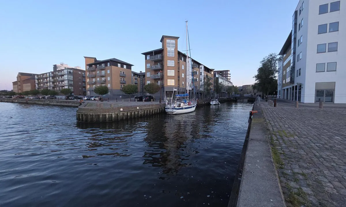 Obels kanal: {"base": "no", "no": "Bildr av hele kanalen.", "se": "Bild av hela kanalen.", "en": "Picture of the entire channel.", "da": "Billede af hele kanalen.", "fr": "Image de tout le canal.", "de": "Bilder des gesamten Kanals.", "es": "Imagen de todo el canal.", "it": "Immagine di tutto il canale.", "pt": "Imagem de todo o canal.", "nl": "Foto van het hele kanaal.", "pl": "Zdj\u0119cie ca\u0142ego kana\u0142u.", "uk": "\u0417\u043e\u0431\u0440\u0430\u0436\u0435\u043d\u043d\u044f \u0432\u0441\u044c\u043e\u0433\u043e \u043a\u0430\u043d\u0430\u043b\u0443.", "ro": "Imagine a \u00eentregului canal.", "tr": "Kanal\u0131n tamam\u0131n\u0131n resmi.", "el": "\u0395\u03b9\u03ba\u03cc\u03bd\u03b1 \u03bf\u03bb\u03cc\u03ba\u03bb\u03b7\u03c1\u03bf\u03c5 \u03c4\u03bf\u03c5 \u03ba\u03b1\u03bd\u03b1\u03bb\u03b9\u03bf\u03cd.", "cs": "Obr\u00e1zek cel\u00e9 kan\u00e1lu.", "hu": "K\u00e9pek az eg\u00e9sz csatorn\u00e1r\u00f3l.", "fi": "Kuva koko kanavasta.", "bg": "\u041a\u0430\u0440\u0442\u0438\u043d\u0430 \u043d\u0430 \u0446\u0435\u043b\u0438\u044f \u043a\u0430\u043d\u0430\u043b.", "sr": "Slika celog kanala.", "et": "Pildid kogu kanalist.", "lv": "Att\u0113ls no visa kan\u0101la.", "lt": "Visos kanalo nuotraukos."}