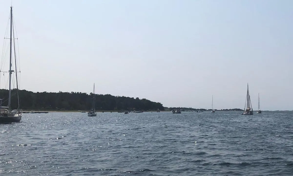 Øitangen Jomfruland: {"base": "no", "no": "P\u00e5 svai utenfor \u00d8itangen med utsikt mot s\u00f8r.", "se": "P\u00e5 svaj utanf\u00f6r \u00d8itangen med utsikt mot s\u00f6der.", "en": "At anchor off \u00d8itangen with a view to the south.", "da": "P\u00e5 svaj uden for \u00d8itangen med udsigt mod syd."}