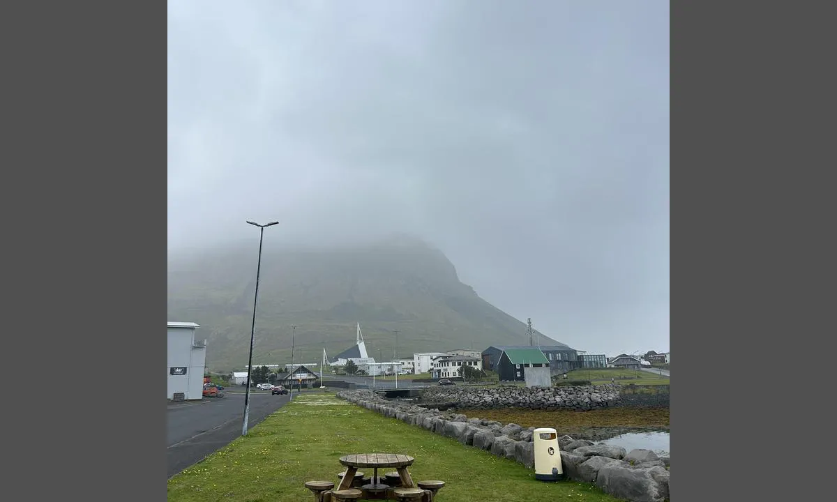 Ólafsvík: {"base": "en", "no": "Byen har en moderne kirke, en hyggelig sitteplass ved havnen, og en fancy restaurant/kaf\u00e9 rett rundt hj\u00f8rnet. Hvis det ikke var skyet, ville du se imponerende fjell og kanskje til og med breen ...", "se": "Staden har en modern kyrka, en trevlig sittgrupp vid hamnen och en fin restaurang/caf\u00e9 precis runt h\u00f6rnet. Om det inte vore molnigt skulle du se imponerande berg och kanske till och med glaci\u00e4ren ...", "en": "The town has in modern church, a nice sitting area at the harbour, and fancy restaurant/caf\u00e9 just around this corner. If it would not be cloudy you would see impressive mountains and maybe even the glacier ...", "da": "Byen har en moderne kirke, et dejligt siddeareal ved havnen og en fancy restaurant/caf\u00e9 lige rundt om hj\u00f8rnet. Hvis det ikke var overskyet, ville du se imponerende bjerge og m\u00e5ske endda gletsjeren ...", "fr": "La ville poss\u00e8de une \u00e9glise moderne, un agr\u00e9able coin salon au port et un restaurant/caf\u00e9 chic juste au coin de la rue. S'il ne faisait pas nuageux, vous pourriez voir des montagnes impressionnantes et peut-\u00eatre m\u00eame le glacier...", "de": "Die Stadt hat eine moderne Kirche, einen sch\u00f6nen Sitzbereich am Hafen und ein schickes Restaurant/Caf\u00e9 gleich um diese Ecke. Wenn es nicht bew\u00f6lkt w\u00e4re, w\u00fcrde man beeindruckende Berge und vielleicht sogar den Gletscher sehen ...", "es": "La ciudad tiene una iglesia moderna, una agradable zona de descanso en el puerto, y un restaurante/cafeter\u00eda elegante justo alrededor de esta esquina. Si no estuviera nublado, ver\u00edas monta\u00f1as impresionantes y tal vez incluso el glaciar ...", "it": "La citt\u00e0 ha una chiesa moderna, una bella area di sosta al porto e un ristorante/caff\u00e8 di lusso proprio dietro l'angolo. Se non fosse nuvoloso, vedreste montagne imponenti e forse anche il ghiacciaio ...", "pt": "A cidade tem uma igreja moderna, uma \u00e1rea de estar agrad\u00e1vel no porto e um restaurante/caf\u00e9 elegante logo ao virar da esquina. Se n\u00e3o estivesse nublado, voc\u00ea veria montanhas impressionantes e talvez at\u00e9 a geleira ...", "nl": "De stad heeft een moderne kerk, een gezellig zitgedeelte aan de haven, en een chique restaurant/caf\u00e9 net om de hoek. Als het niet bewolkt zou zijn, zou je indrukwekkende bergen zien en misschien zelfs de gletsjer ...", "pl": "Miasto ma nowoczesny ko\u015bci\u00f3\u0142, przyjemne miejsce do siedzenia w porcie i eleganck\u0105 restauracj\u0119/kawiarni\u0119 tu\u017c za rogiem. Gdyby nie by\u0142o pochmurno, zobaczy\u0142by\u015b imponuj\u0105ce g\u00f3ry, a mo\u017ce nawet lodowiec ...", "uk": "\u0423 \u043c\u0456\u0441\u0442\u0456 \u0454 \u0441\u0443\u0447\u0430\u0441\u043d\u0430 \u0446\u0435\u0440\u043a\u0432\u0430, \u0433\u0430\u0440\u043d\u0430 \u0437\u043e\u043d\u0430 \u0434\u043b\u044f \u0432\u0456\u0434\u043f\u043e\u0447\u0438\u043d\u043a\u0443 \u043d\u0430 \u0433\u0430\u0432\u0430\u043d\u0456 \u0456 \u043c\u043e\u0434\u043d\u0438\u0439 \u0440\u0435\u0441\u0442\u043e\u0440\u0430\u043d/\u043a\u0430\u0444\u0435 \u043f\u0440\u044f\u043c\u043e \u0437\u0430 \u0446\u0438\u043c \u043a\u0443\u0442\u043e\u043c. \u042f\u043a\u0431\u0438 \u043d\u0435 \u0431\u0443\u043b\u043e \u0445\u043c\u0430\u0440\u043d\u043e, \u0432\u0438 \u0431 \u043f\u043e\u0431\u0430\u0447\u0438\u043b\u0438 \u0432\u0440\u0430\u0436\u0430\u044e\u0447\u0456 \u0433\u043e\u0440\u0438 \u0456, \u043c\u043e\u0436\u043b\u0438\u0432\u043e, \u043d\u0430\u0432\u0456\u0442\u044c \u043b\u044c\u043e\u0434\u043e\u0432\u0438\u043a...", "ro": "Ora\u0219ul are o biseric\u0103 modern\u0103, o zon\u0103 frumoas\u0103 de \u0219edere la port \u0219i un restaurant/cafenea elegant chiar dup\u0103 acest col\u021b. Dac\u0103 nu ar fi \u00eennorat, ai putea vedea mun\u021bi impresionan\u021bi \u0219i poate chiar ghe\u021barul ...", "tr": "Kasabada modern bir kilise, limanda g\u00fczel bir oturma alan\u0131 ve bu k\u00f6\u015fede bir \u015f\u0131k restoran/kafe bulunmaktad\u0131r. Bulutlu olmasayd\u0131, etkileyici da\u011flar\u0131 ve belki hatta buzul g\u00f6rebilirdiniz ...", "el": "\u0397 \u03c0\u03cc\u03bb\u03b7 \u03b4\u03b9\u03b1\u03b8\u03ad\u03c4\u03b5\u03b9 \u03bc\u03b9\u03b1 \u03c3\u03cd\u03b3\u03c7\u03c1\u03bf\u03bd\u03b7 \u03b5\u03ba\u03ba\u03bb\u03b7\u03c3\u03af\u03b1, \u03ad\u03bd\u03b1\u03bd \u03c9\u03c1\u03b1\u03af\u03bf \u03c7\u03ce\u03c1\u03bf \u03ba\u03b1\u03b8\u03af\u03c3\u03bc\u03b1\u03c4\u03bf\u03c2 \u03c3\u03c4\u03bf \u03bb\u03b9\u03bc\u03ac\u03bd\u03b9 \u03ba\u03b1\u03b9 \u03ad\u03bd\u03b1 \u03c6\u03b1\u03bd\u03c4\u03b1\u03c7\u03c4\u03b5\u03c1\u03cc \u03b5\u03c3\u03c4\u03b9\u03b1\u03c4\u03cc\u03c1\u03b9\u03bf/\u03ba\u03b1\u03c6\u03ad \u03bc\u03cc\u03bb\u03b9\u03c2 \u03b3\u03cd\u03c1\u03c9 \u03b1\u03c0\u03cc \u03b1\u03c5\u03c4\u03ae \u03c4\u03b7 \u03b3\u03c9\u03bd\u03af\u03b1. \u0391\u03bd \u03b4\u03b5\u03bd \u03ae\u03c4\u03b1\u03bd \u03c3\u03c5\u03bd\u03bd\u03b5\u03c6\u03b9\u03b1\u03c3\u03bc\u03ad\u03bd\u03bf\u03c2 \u03bf \u03ba\u03b1\u03b9\u03c1\u03cc\u03c2, \u03b8\u03b1 \u03b2\u03bb\u03ad\u03c0\u03b1\u03c4\u03b5 \u03b5\u03bd\u03c4\u03c5\u03c0\u03c9\u03c3\u03b9\u03b1\u03ba\u03ac \u03b2\u03bf\u03c5\u03bd\u03ac \u03ba\u03b1\u03b9 \u03af\u03c3\u03c9\u03c2 \u03b1\u03ba\u03cc\u03bc\u03b7 \u03ba\u03b1\u03b9 \u03c4\u03bf\u03bd \u03c0\u03b1\u03b3\u03b5\u03c4\u03ce\u03bd\u03b1 ...", "cs": "M\u011bsto m\u00e1 modern\u00ed kostel, p\u011bknou odpo\u010dinkovou z\u00f3nu u p\u0159\u00edstavu a luxusn\u00ed restauraci/kav\u00e1rnu hned za t\u00edmto rohem. Kdyby nebylo zata\u017eeno, vid\u011bli byste impozantn\u00ed hory a mo\u017en\u00e1 i ledovec ...", "hu": "A v\u00e1rosban van egy modern templom, egy kellemes \u00fcl\u0151sarok a kik\u00f6t\u0151n\u00e9l, \u00e9s egy eleg\u00e1ns \u00e9tterem/k\u00e1v\u00e9z\u00f3 k\u00f6zvetlen\u00fcl ezen a sarkon. Ha nem lenne felh\u0151s az id\u0151, l\u00e1thatn\u00e1d a leny\u0171g\u00f6z\u0151 hegyeket, \u00e9s tal\u00e1n m\u00e9g a gleccsert is ...", "fi": "Kaupungissa on moderni kirkko, mukava oleskelualue satamassa ja hieno ravintola/kahvila aivan t\u00e4m\u00e4n kulman takana. Jos ei olisi pilvist\u00e4, n\u00e4kisit vaikuttavia vuoria ja ehk\u00e4 jopa j\u00e4\u00e4tik\u00f6n ...", "bg": "\u0413\u0440\u0430\u0434\u044a\u0442 \u0438\u043c\u0430 \u043c\u043e\u0434\u0435\u0440\u043d\u0430 \u0446\u044a\u0440\u043a\u0432\u0430, \u0445\u0443\u0431\u0430\u0432\u0430 \u0437\u043e\u043d\u0430 \u0437\u0430 \u0441\u044f\u0434\u0430\u043d\u0435 \u043d\u0430 \u043f\u0440\u0438\u0441\u0442\u0430\u043d\u0438\u0449\u0435\u0442\u043e \u0438 \u0438\u0437\u0438\u0441\u043a\u0430\u043d \u0440\u0435\u0441\u0442\u043e\u0440\u0430\u043d\u0442/\u043a\u0430\u0444\u0435 \u0441\u0430\u043c\u043e \u0437\u0430\u0434 \u0442\u043e\u0437\u0438 \u044a\u0433\u044a\u043b. \u0410\u043a\u043e \u043d\u0435 \u0431\u0435\u0448\u0435 \u043e\u0431\u043b\u0430\u0447\u043d\u043e, \u0449\u044f\u0445\u0442\u0435 \u0434\u0430 \u0432\u0438\u0434\u0438\u0442\u0435 \u0432\u043f\u0435\u0447\u0430\u0442\u043b\u044f\u0432\u0430\u0449\u0438 \u043f\u043b\u0430\u043d\u0438\u043d\u0438 \u0438 \u043c\u043e\u0436\u0435 \u0431\u0438 \u0434\u043e\u0440\u0438 \u043b\u0435\u0434\u043d\u0438\u043a ...", "sr": "Grad ima modernu crkvu, lepo mesto za sedenje u luci, i otmeni restoran/kafe odmah iza ovog ugla. Da nije obla\u010dno, videli biste impresivne planine i mo\u017eda \u010dak i gle\u010der ...", "et": "Linnas on kaasaegne kirik, kena istumisala sadamas ja peen restoran/kohvik just nurga taga. Kui poleks pilvine, n\u00e4eksite muljetavaldavaid m\u00e4gesid ja v\u00f5ib-olla isegi liustikku ...", "lv": "Pils\u0113t\u0101 ir m\u016bsdien\u012bga bazn\u012bca, jauka s\u0113dvieta ost\u0101 un elegants restor\u0101ns/kafejn\u012bca tepat aiz st\u016bra. Ja neb\u016btu m\u0101ko\u0146u, j\u016bs redz\u0113tu iespaid\u012bgus kalnus un varb\u016bt pat led\u0101ju ...", "lt": "Miestelis turi moderni\u0105 ba\u017eny\u010di\u0105, gra\u017ei\u0105 s\u0117d\u0117jimo zon\u0105 prie uosto ir prabangi\u0105 restoran\u0105/kavin\u0119 ties \u010dia esan\u010diu kampu. Jei neb\u016bt\u0173 apsiniauk\u0119, matytum\u0117te \u012fsp\u016bdingus kalnus ir galb\u016bt net ledyn\u0105..."}